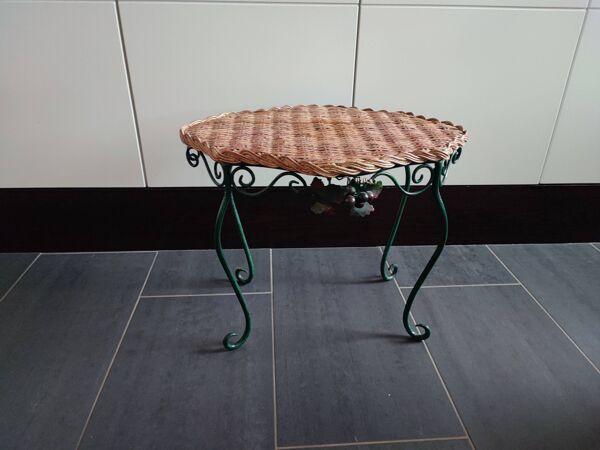 Petite table d'apoint en osier et métal au décor de vigne et raisin