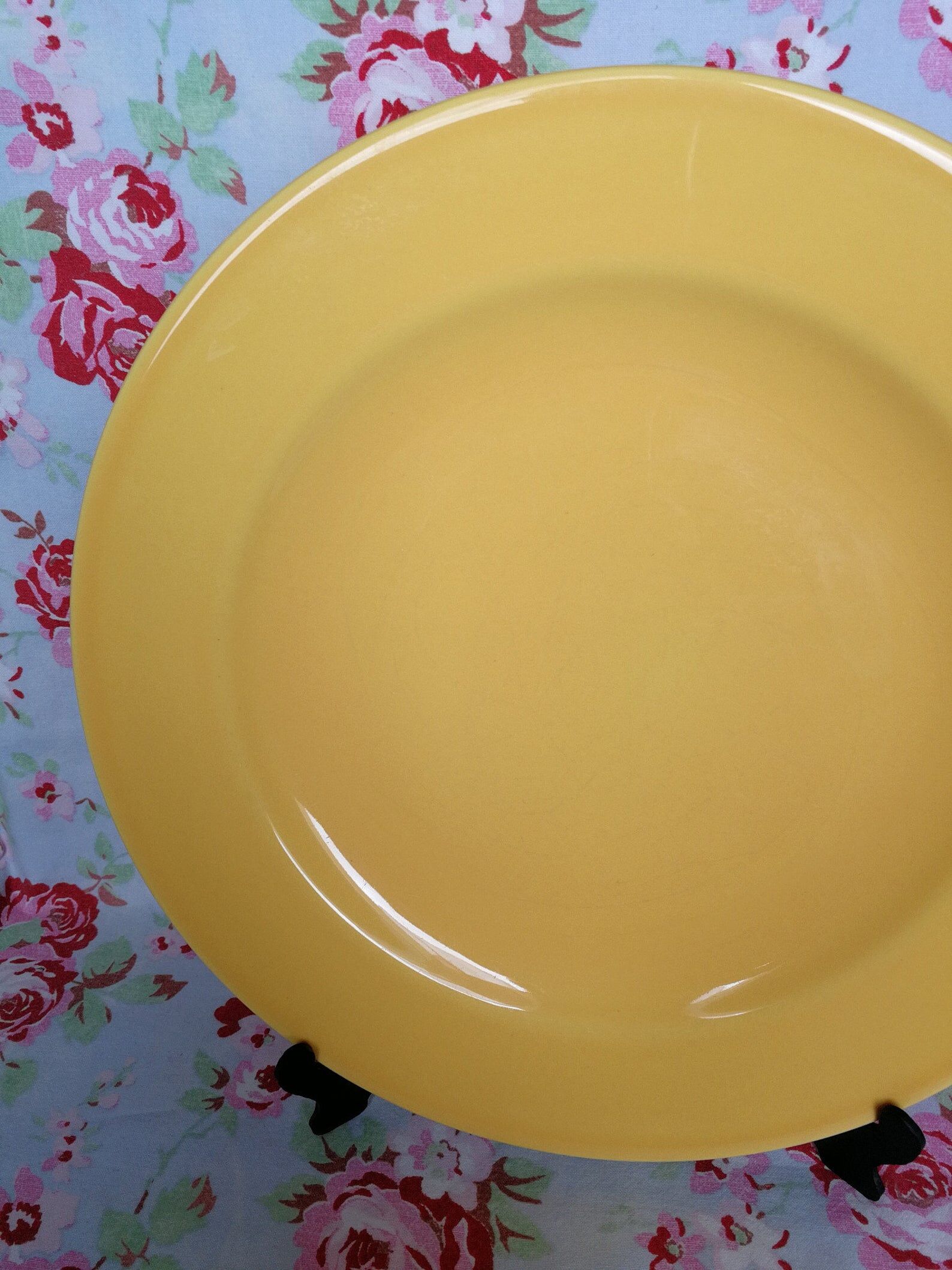 Old round plate in yellow faïence