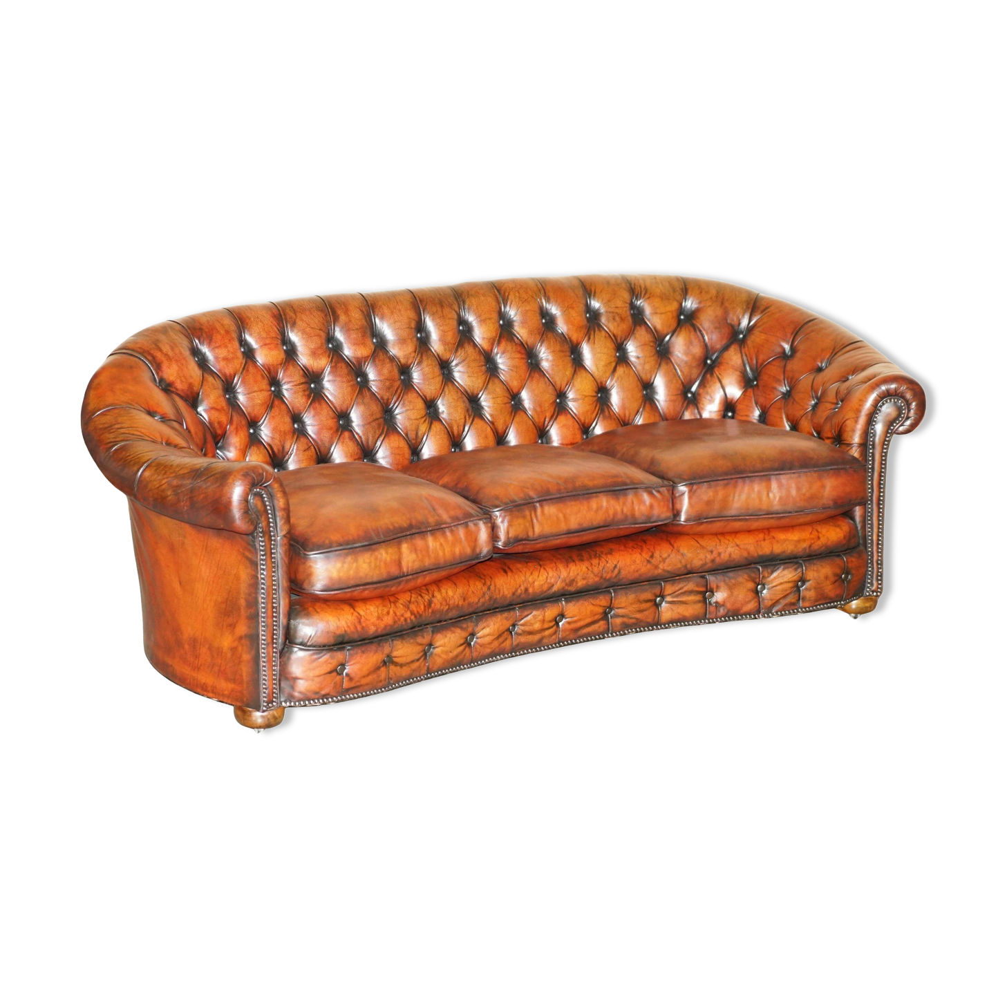 Curved Chesterfield canapé in hand-dyed vintage leather, fully restored.