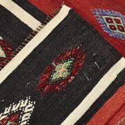 Tapis kilim persan rouge et noir fait main 5x7, 168x228 cm