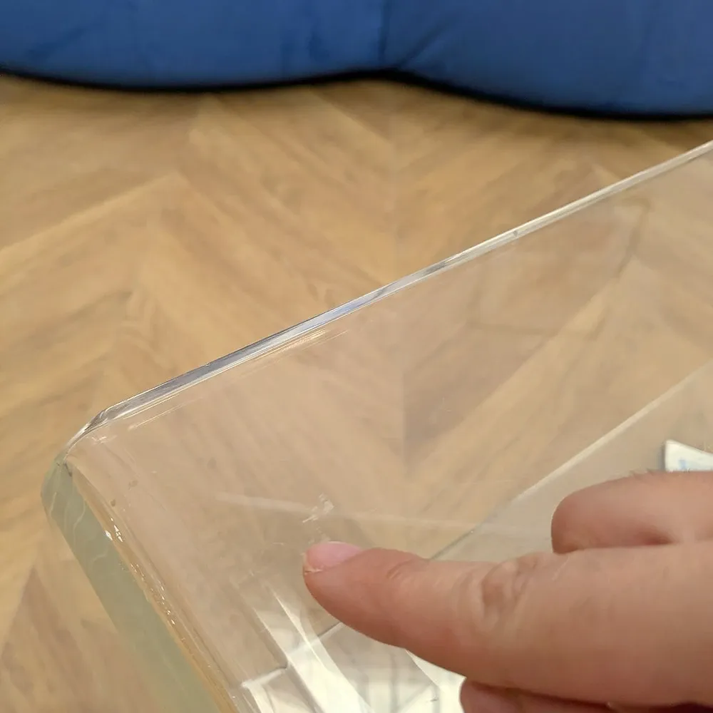 Vintage coffee table in plexiglass from the 1970s.