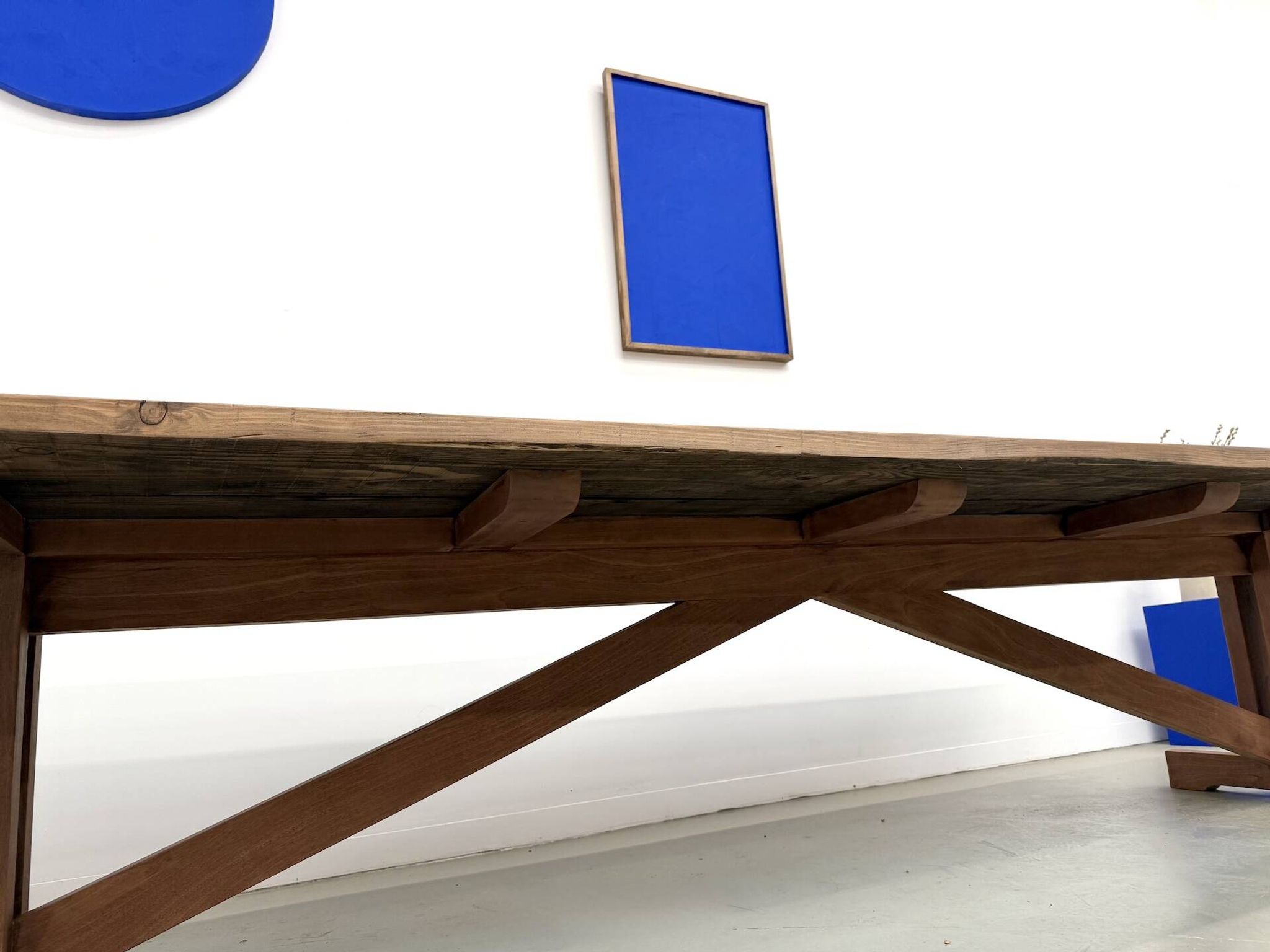 Refectory table in solid pine and beech, with X-shaped legs.