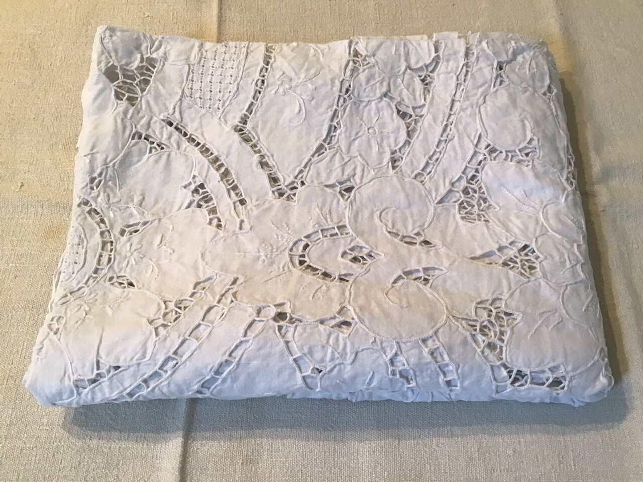 Embroidered tablecloth 1m60x2m60