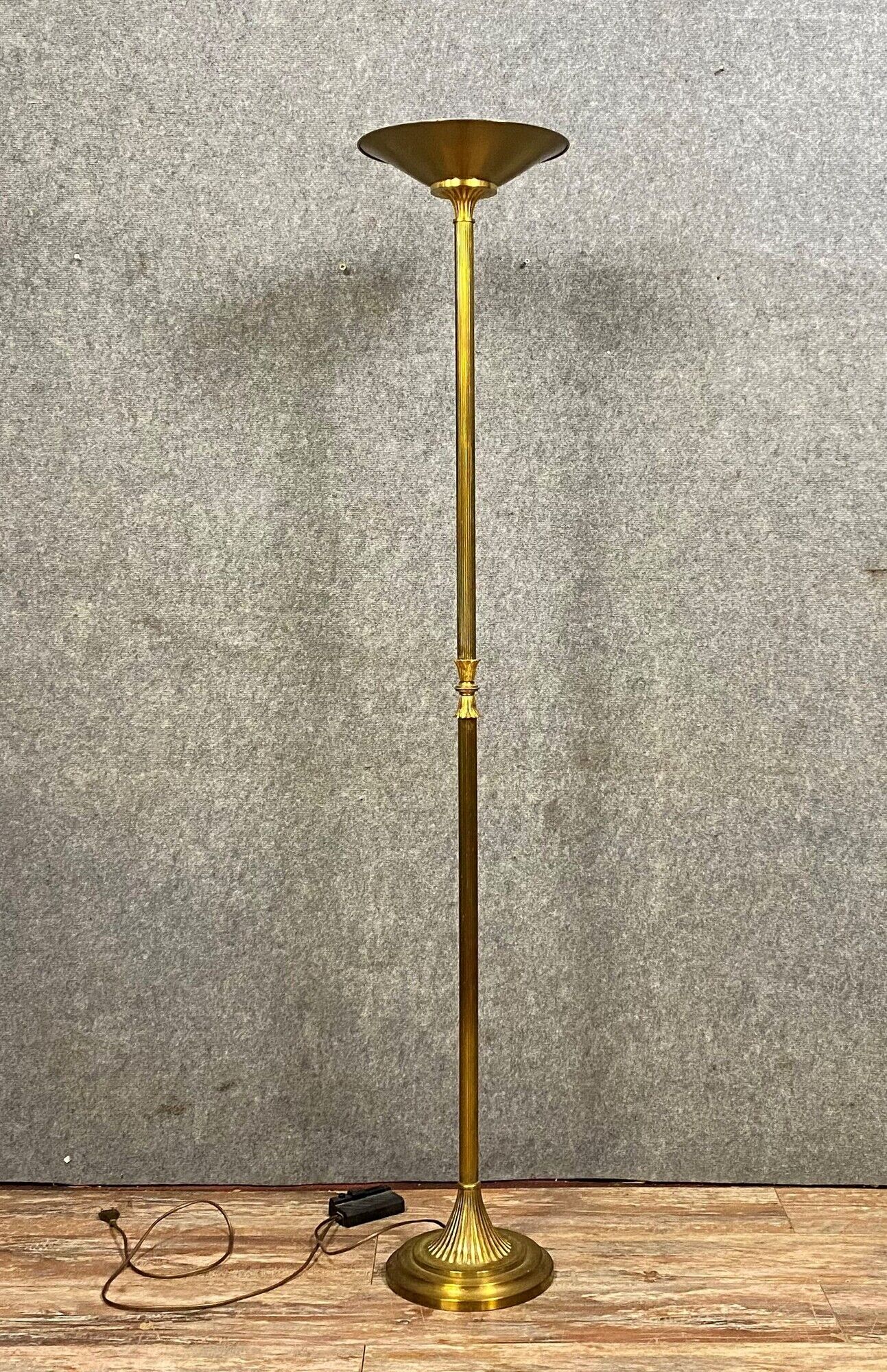 Very beautiful Louis XVI style foot lamp in bronze and gilded brass