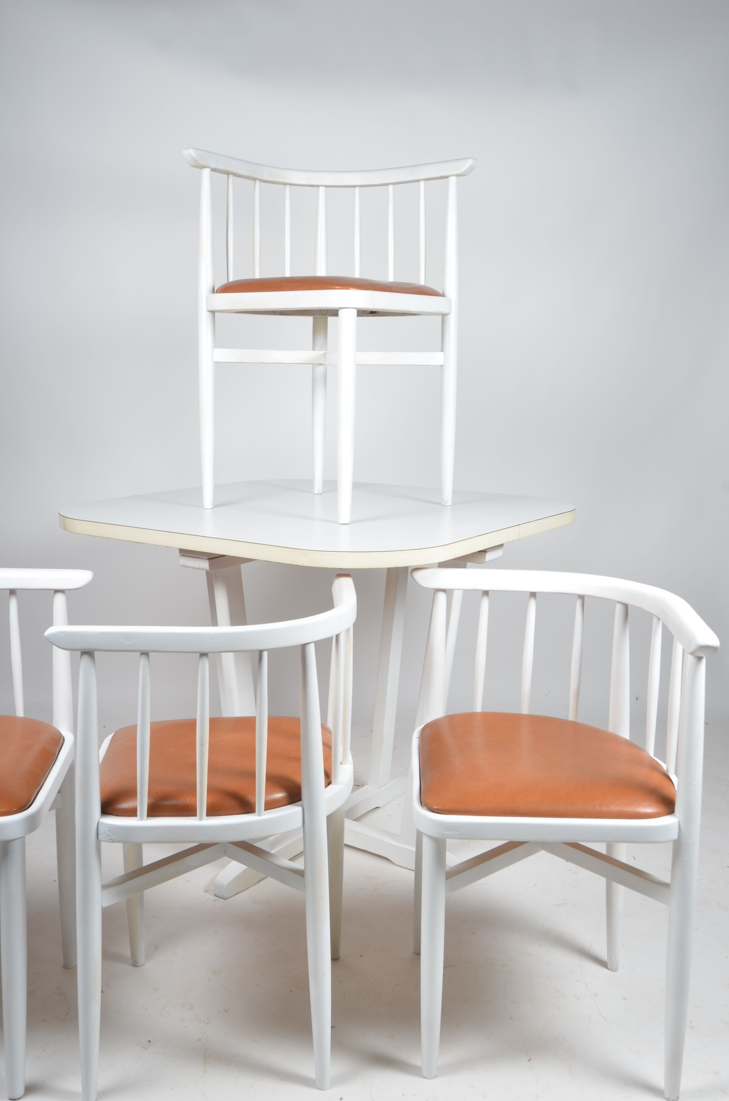 Dining table set and 4 Thonet chairs