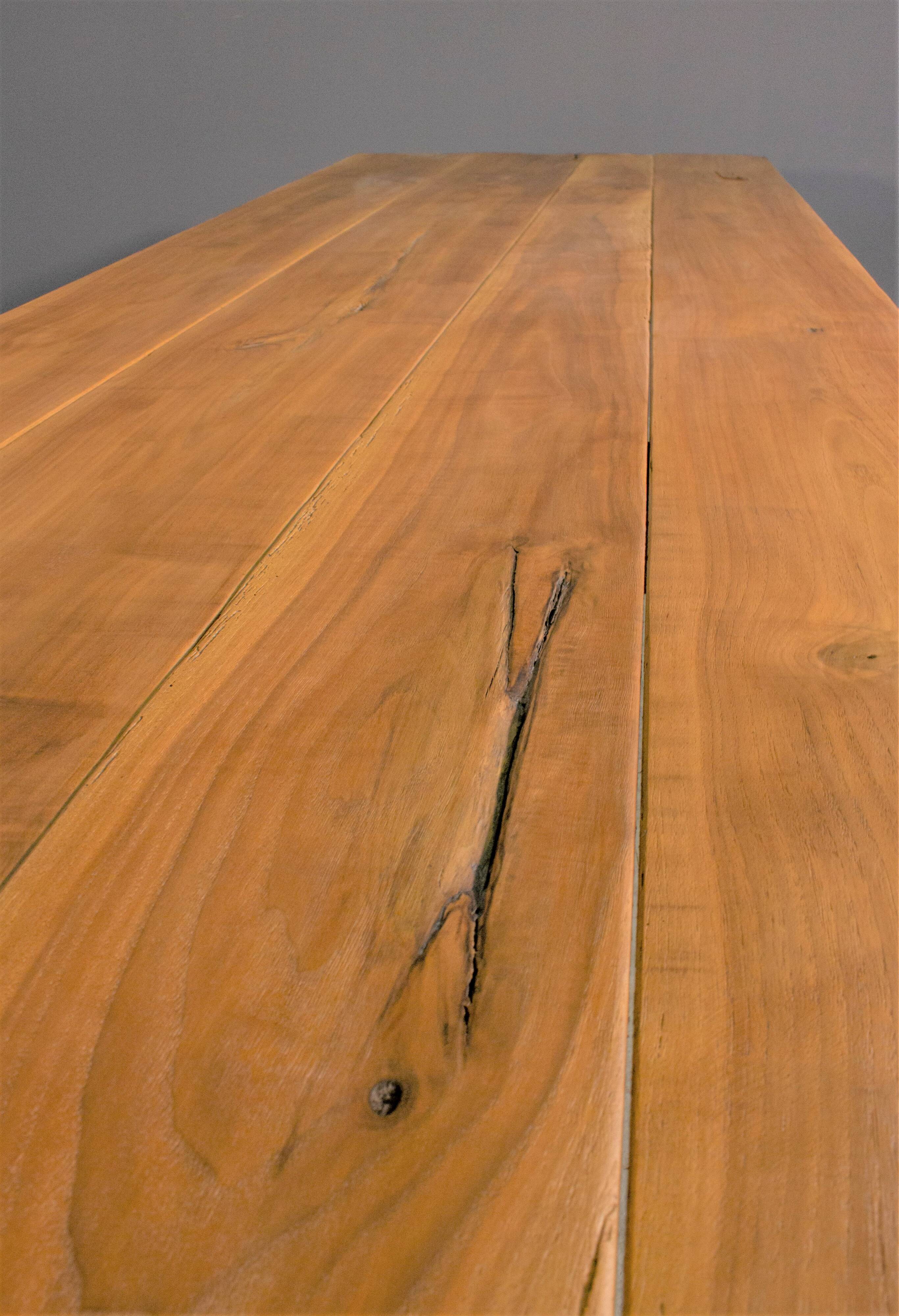 Tavolo artigianale in noce