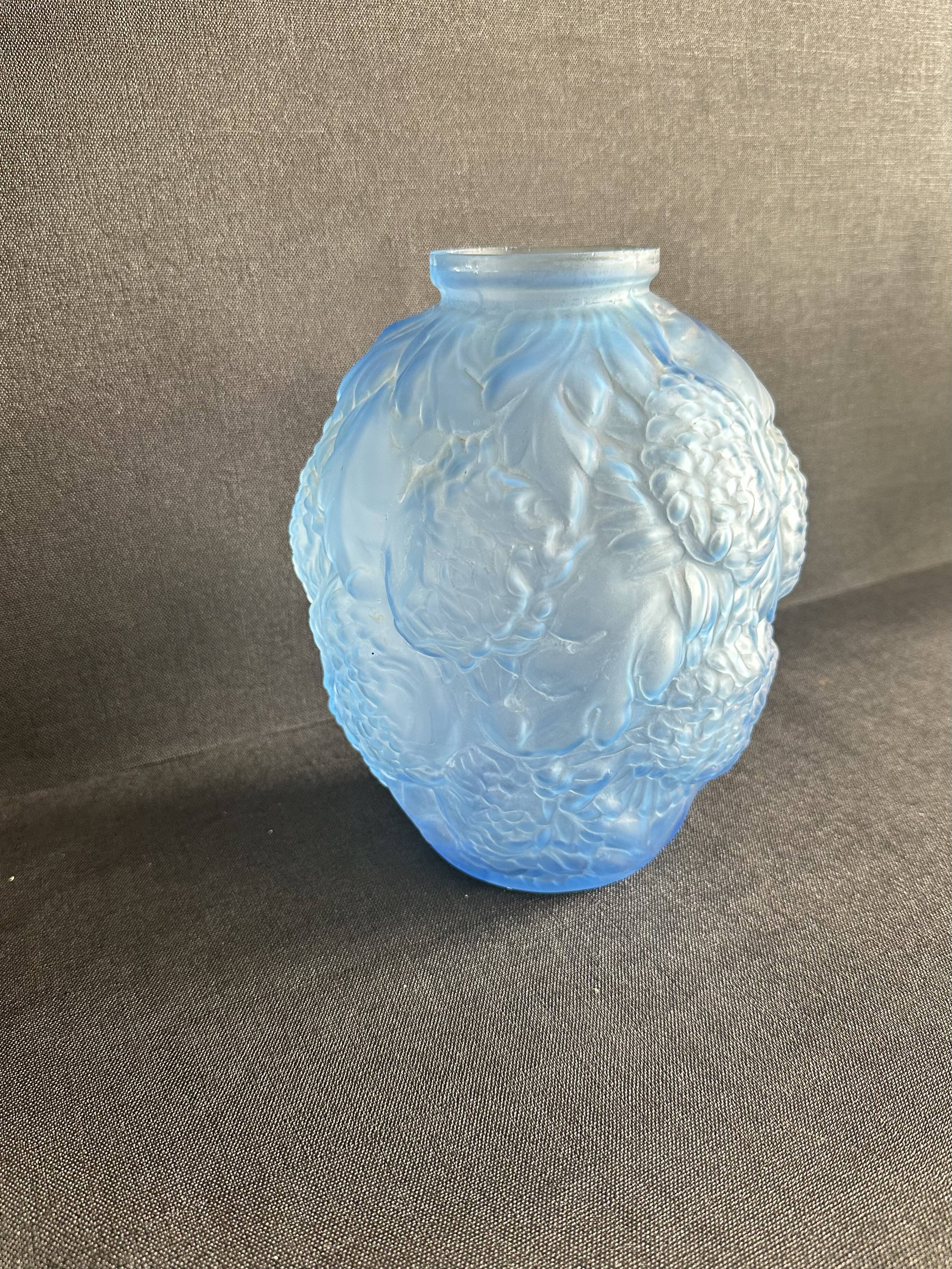 Large Art Deco round vase in frosted blue glass - 1930