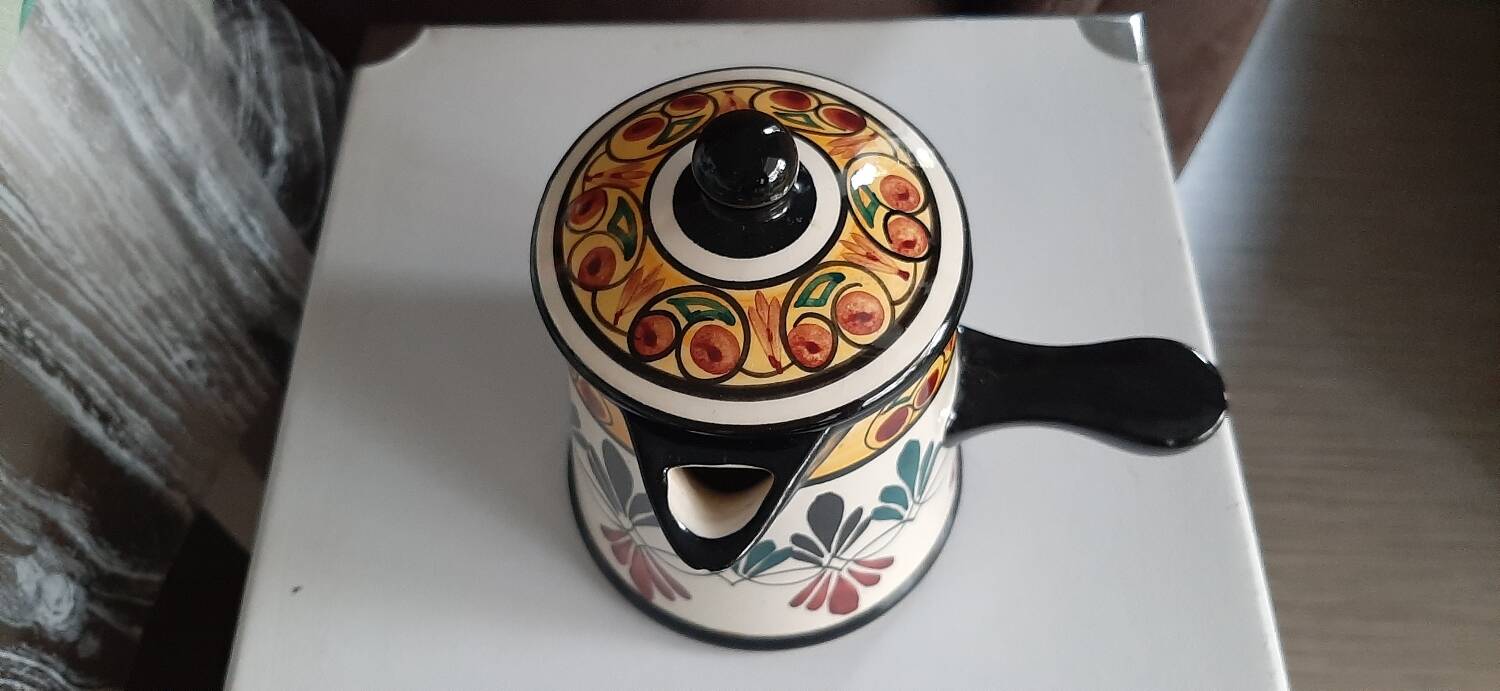 Breton chocolate pot