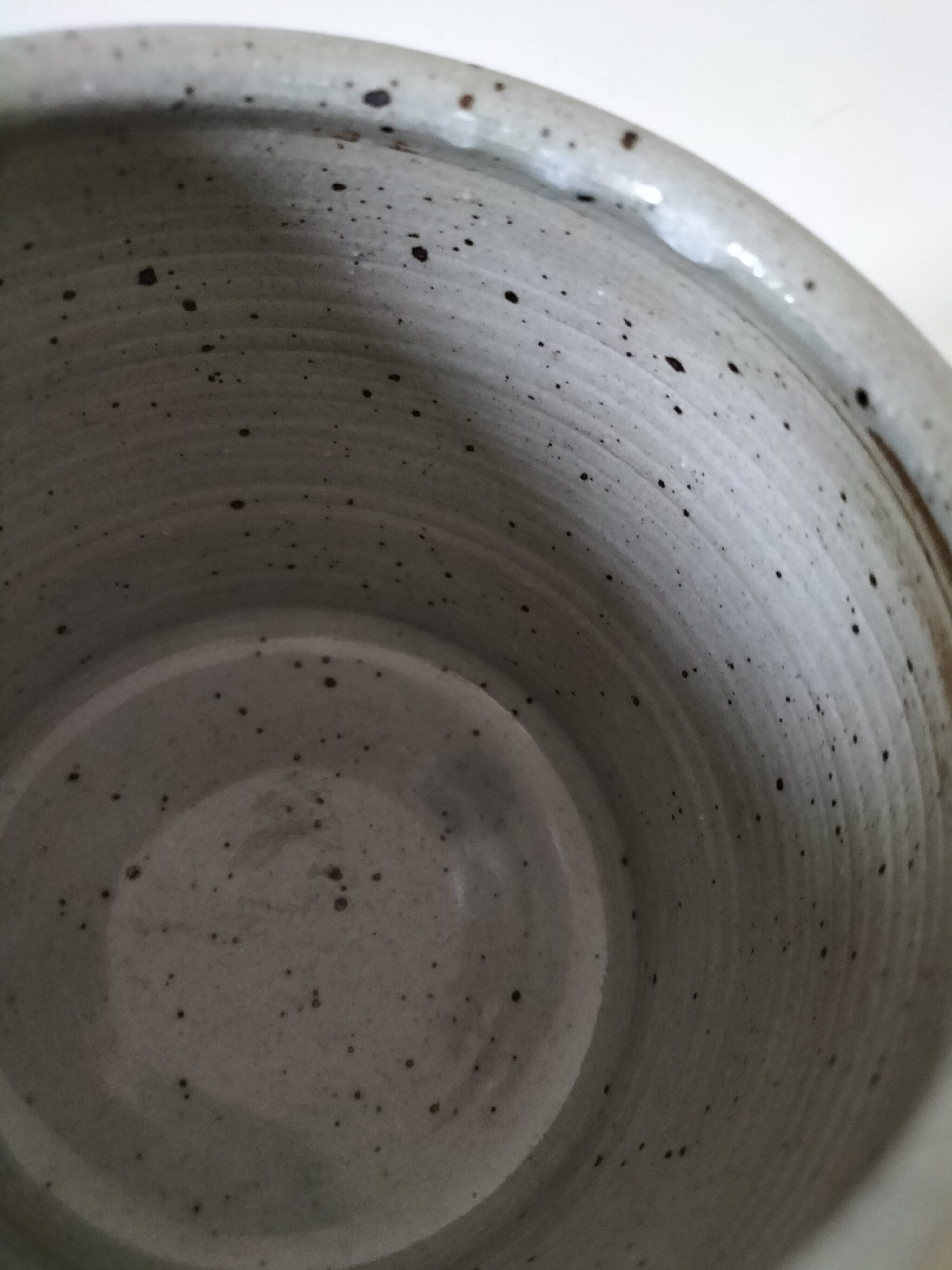 Beurrier à eau en grès artisanal bleu-gris moucheté