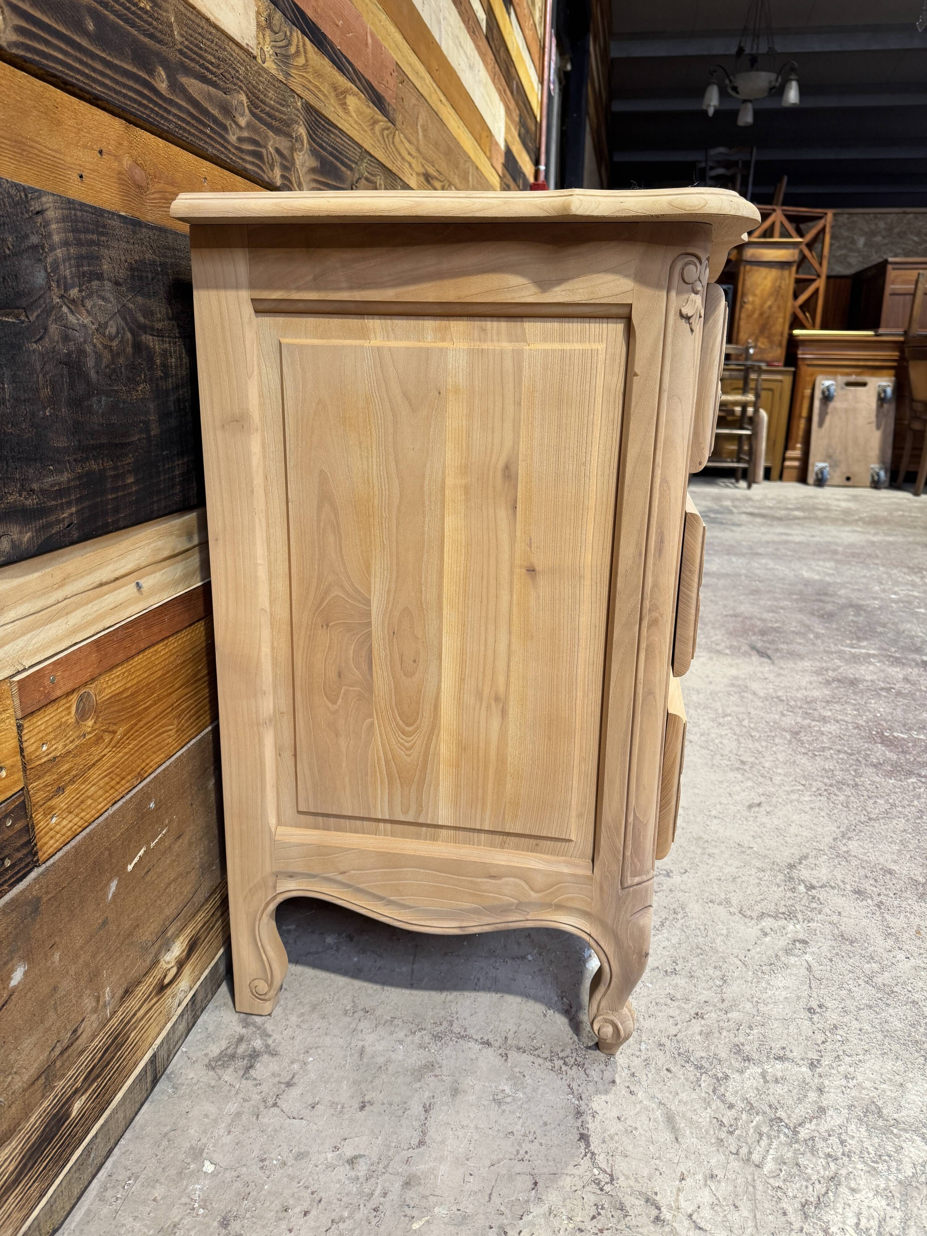 Commode aérogommée, de style Régence / Louis XV