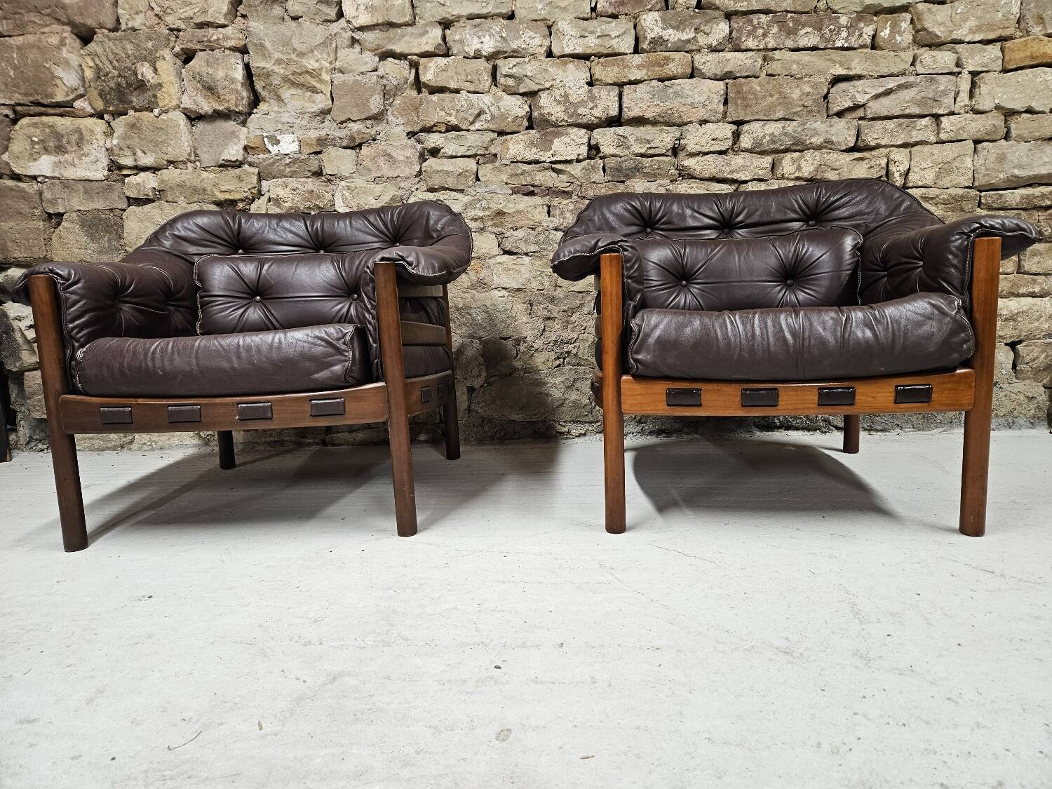 Paire de fauteuil vintage cuir Coja Suède 1960"