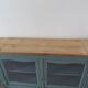 Console, buffet, vitrine peu profond sublimé en vert fumé, plateau bois.