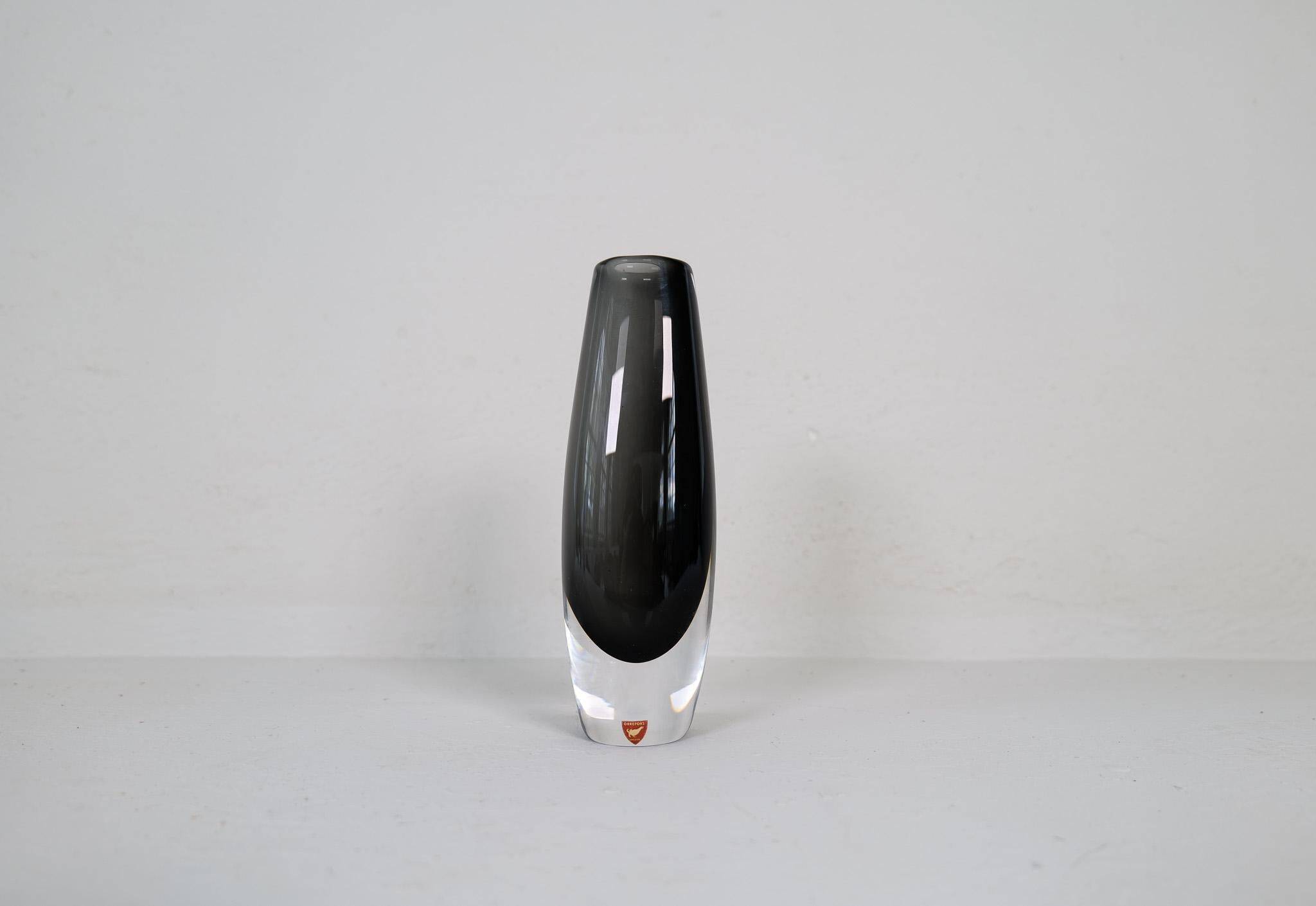 Set of 2 Mid-Century Modern vases by Nils Landberg, Orrefors, circa 1950, Sweden.