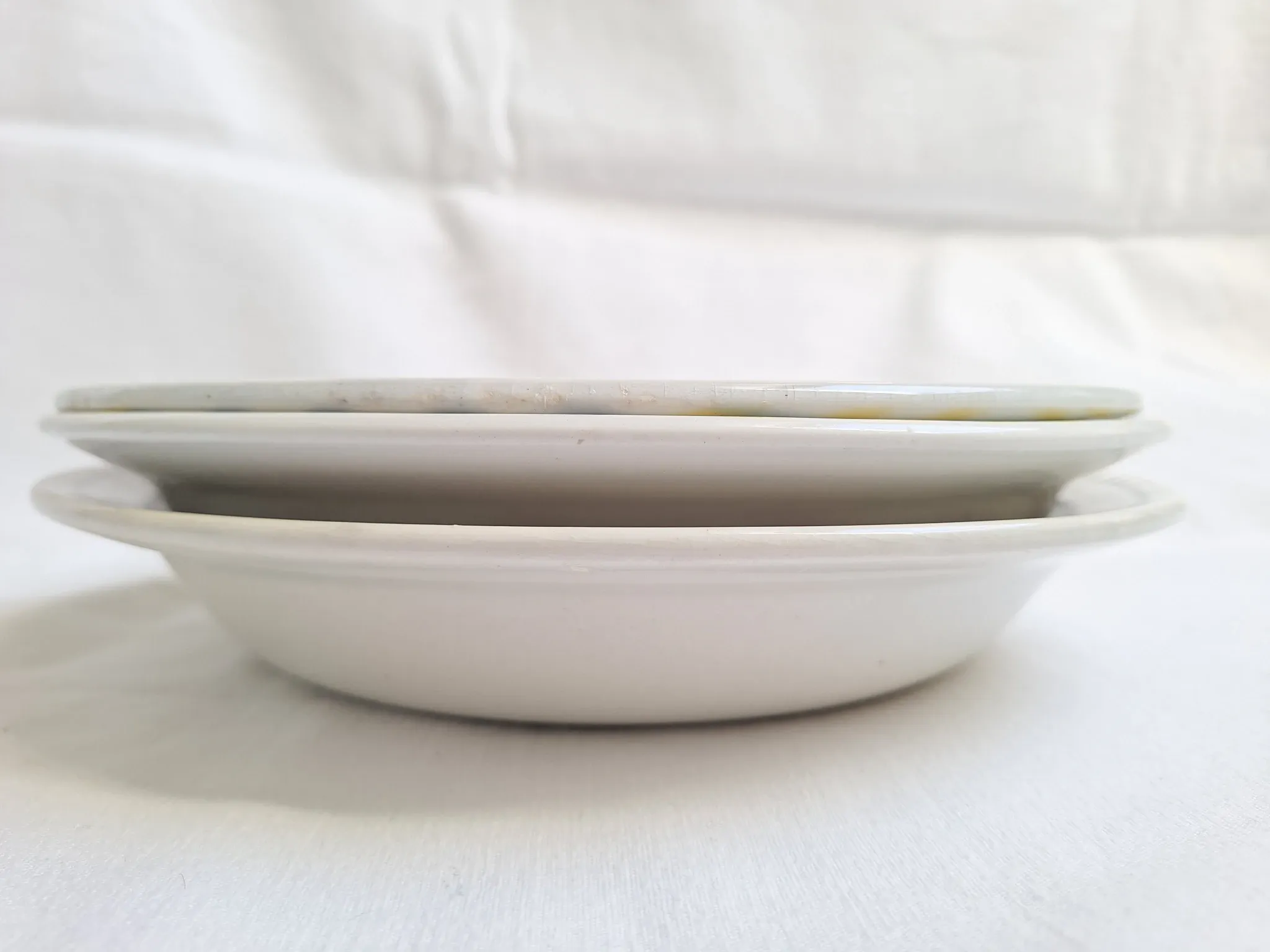 Shallow dish Gien orange and black model 456, Moulin des Loups yellow and grey.