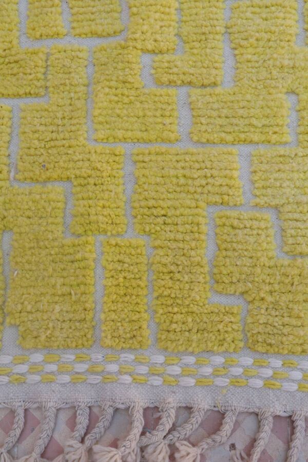 Tapis berbère marocain de couloir jaune citron à reliefs