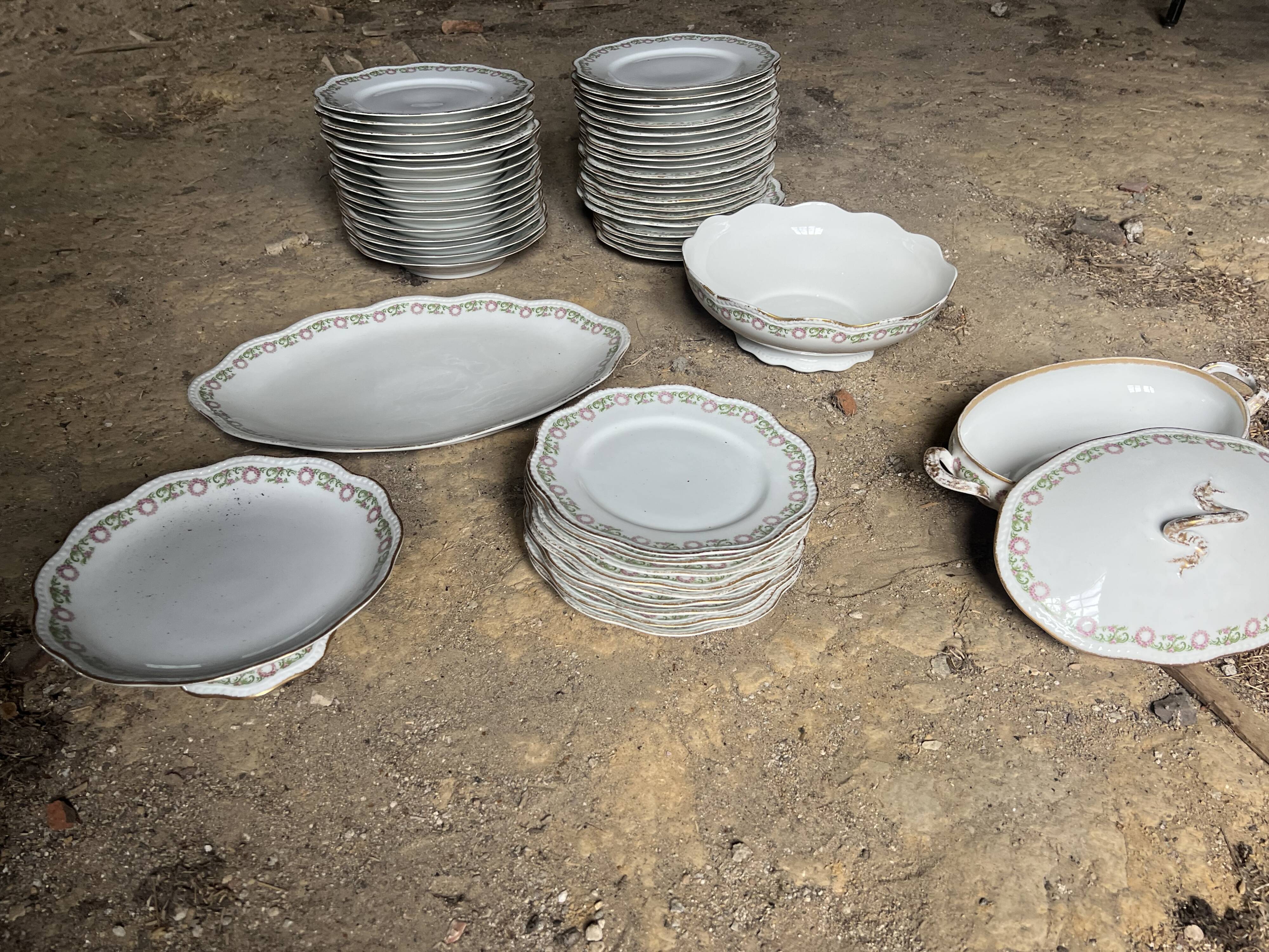 Large Limoges porcelain dinner service – floral decoration and gold trim