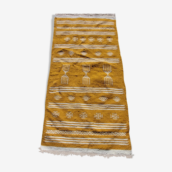 Tapis kilim jaune et blanc berbère fait main 120×60cm