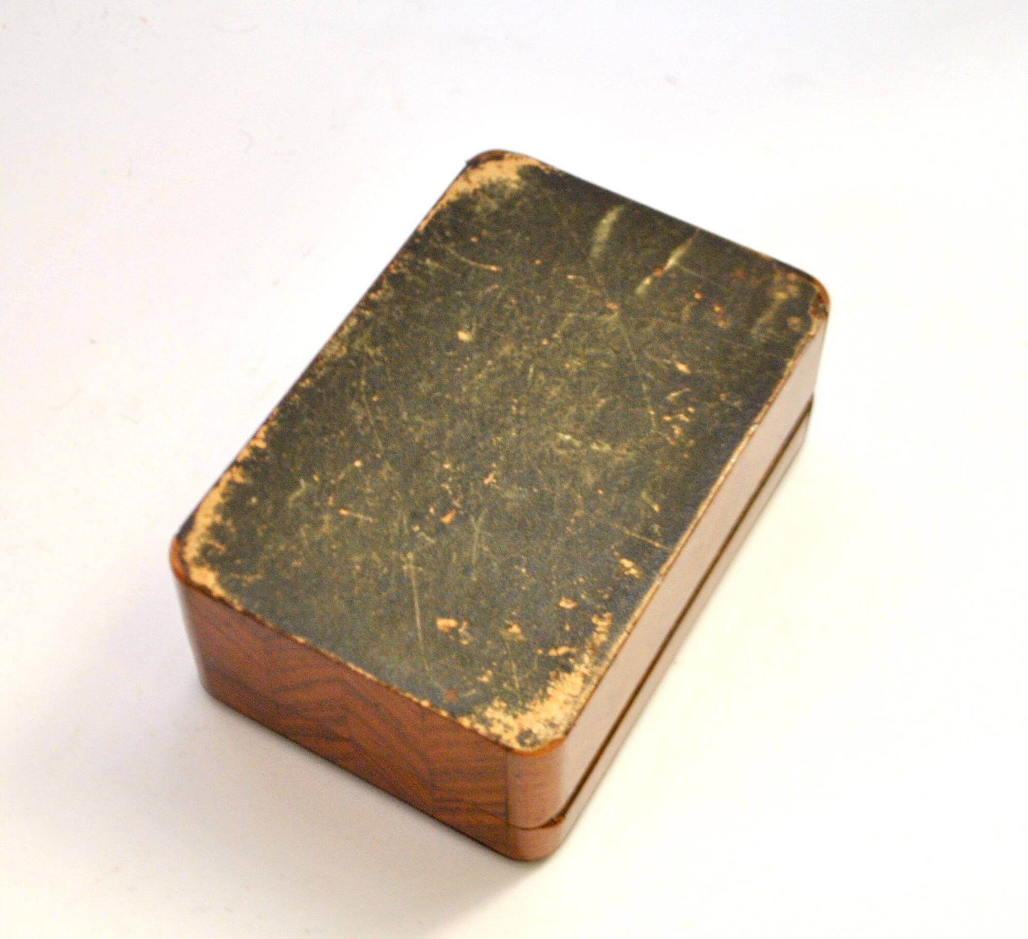 Antique box with marquetry wood, clover decoration, 7 x 11 cm.