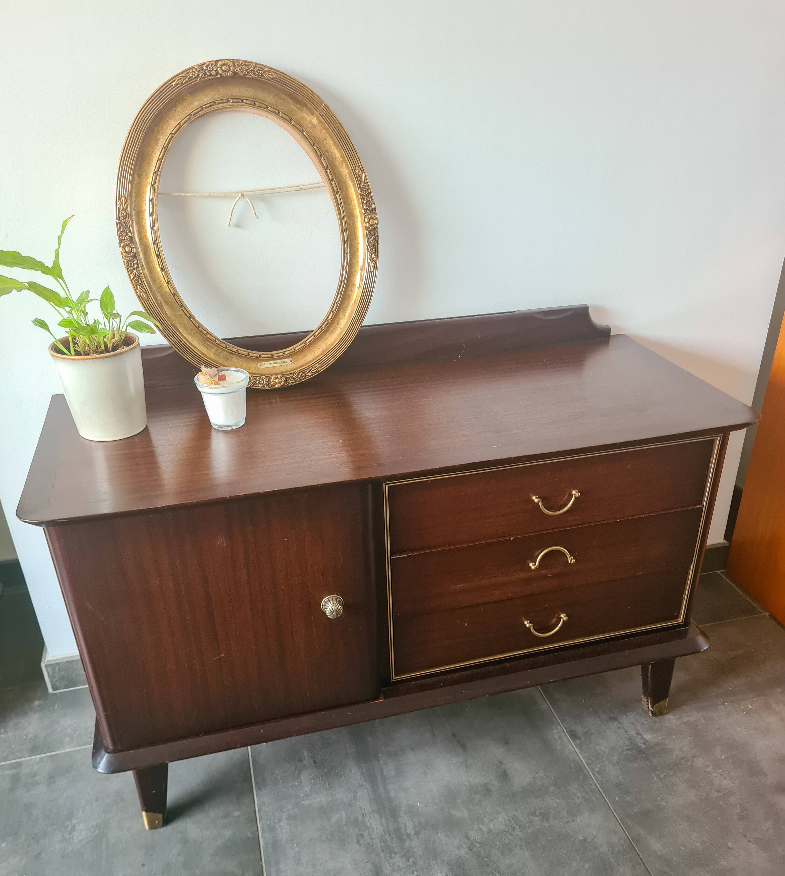 Enfilade en bois foncé et finitions laiton pieds compas