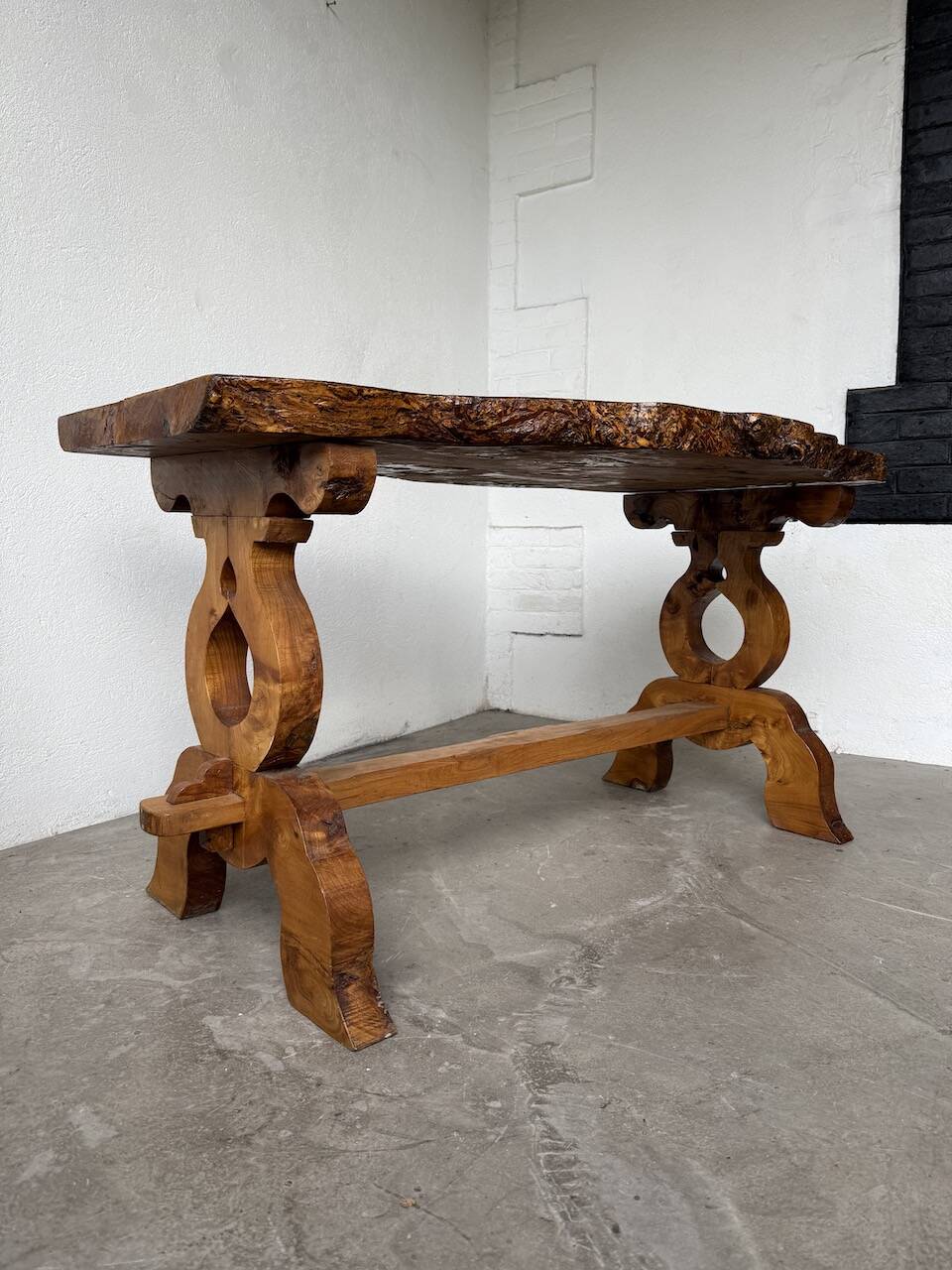Table artisanale en orme massif, art populaire