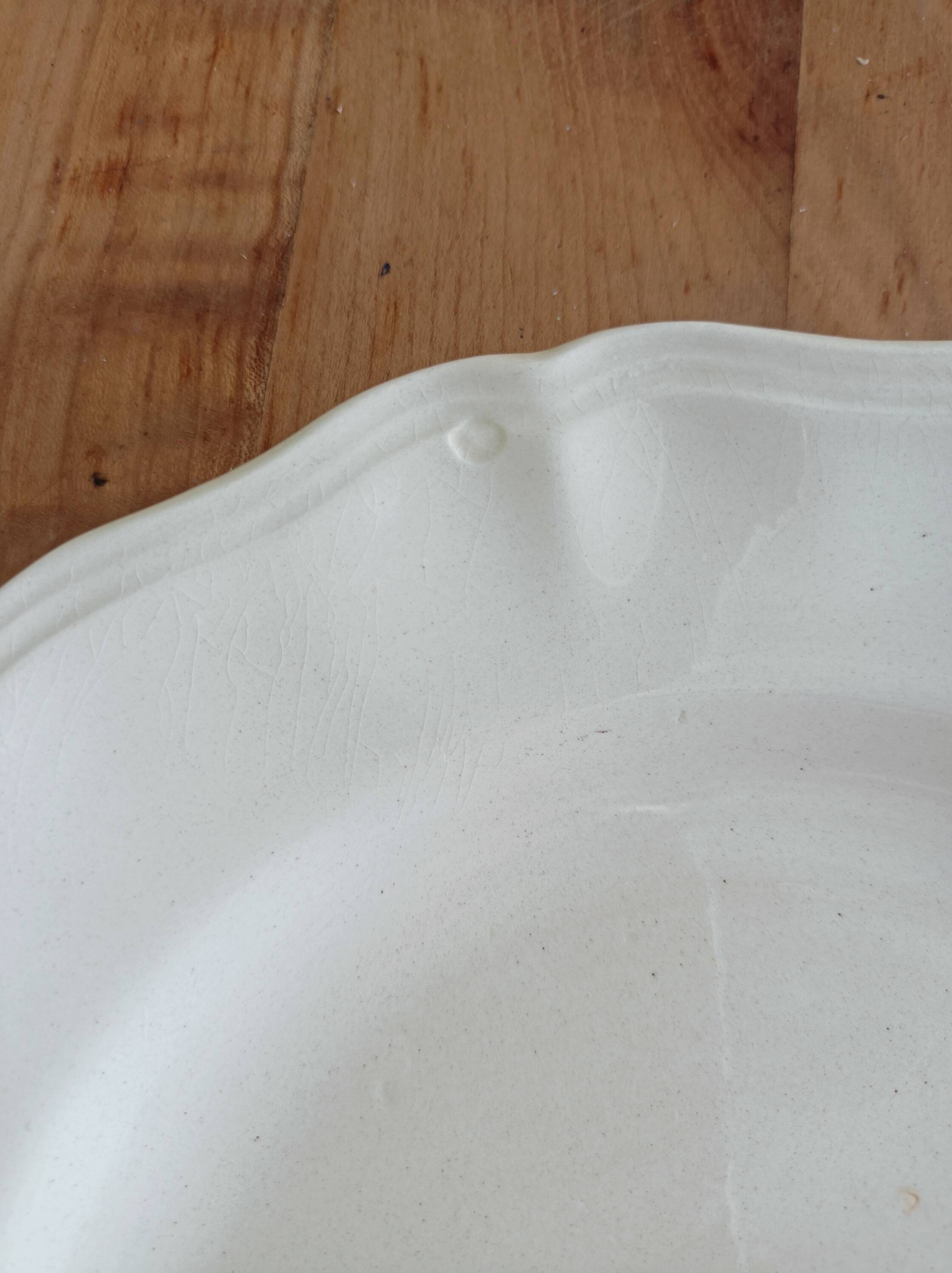 Set of 5 Sarreguemines ivory flat plates