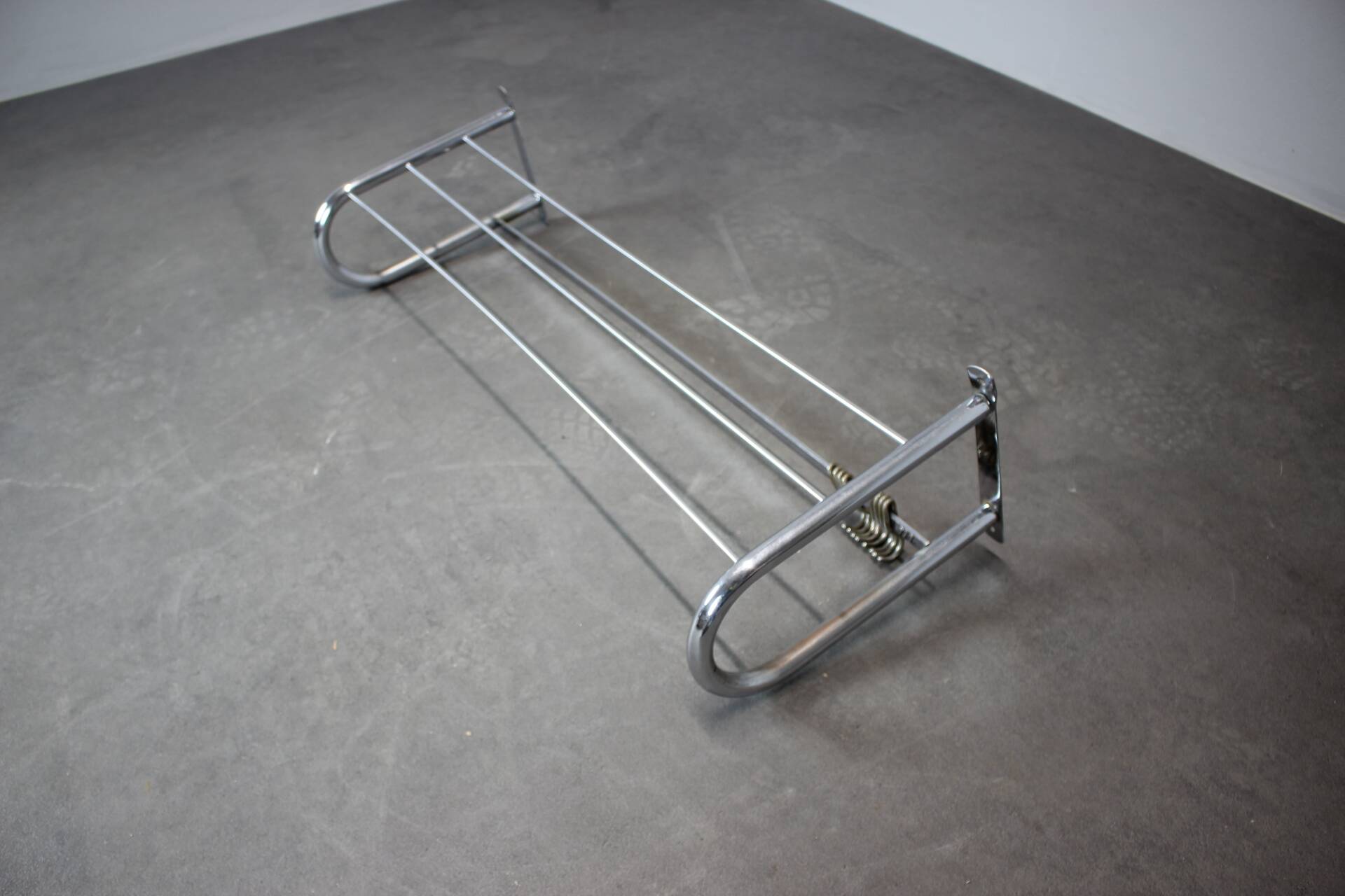 Porte-manteau mural chromé Bauhaus des années 1930