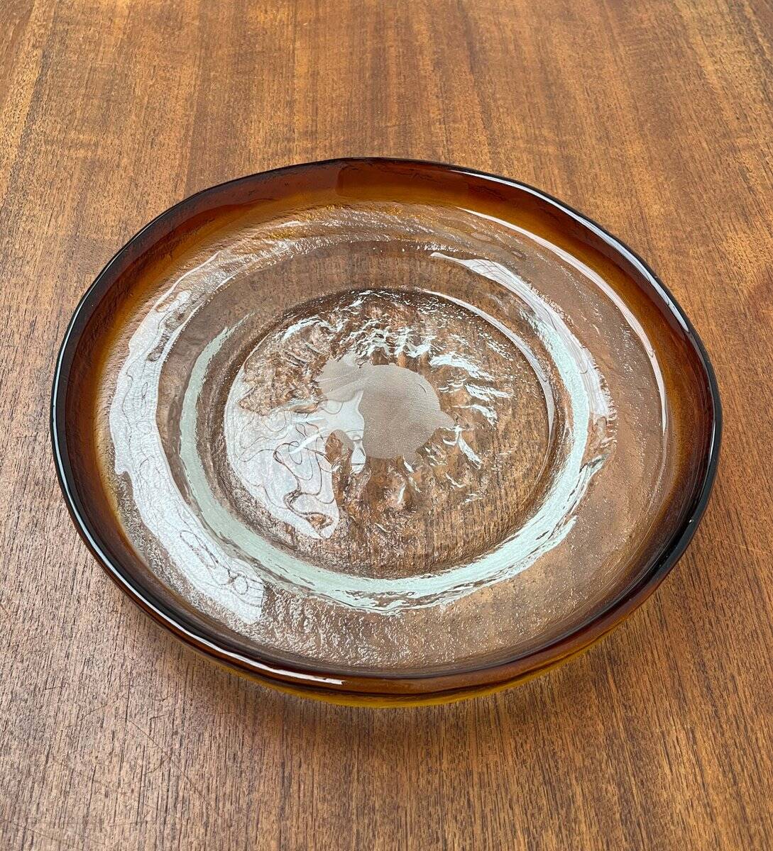 Modern mid-century glass bowl by Pertti Santalahti for Humppila, Finland, 1960s.