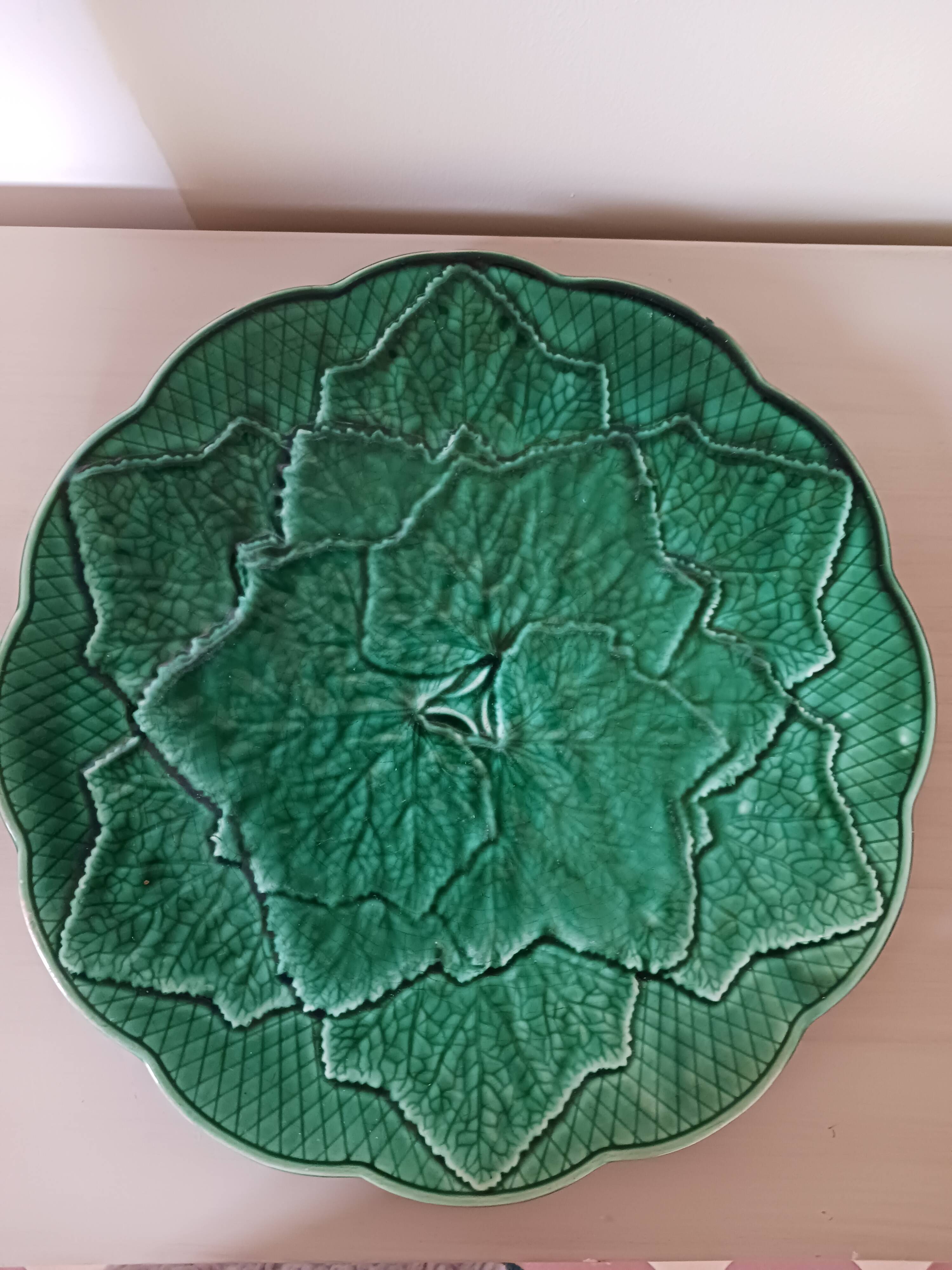 Plat rond en barbotine Gien