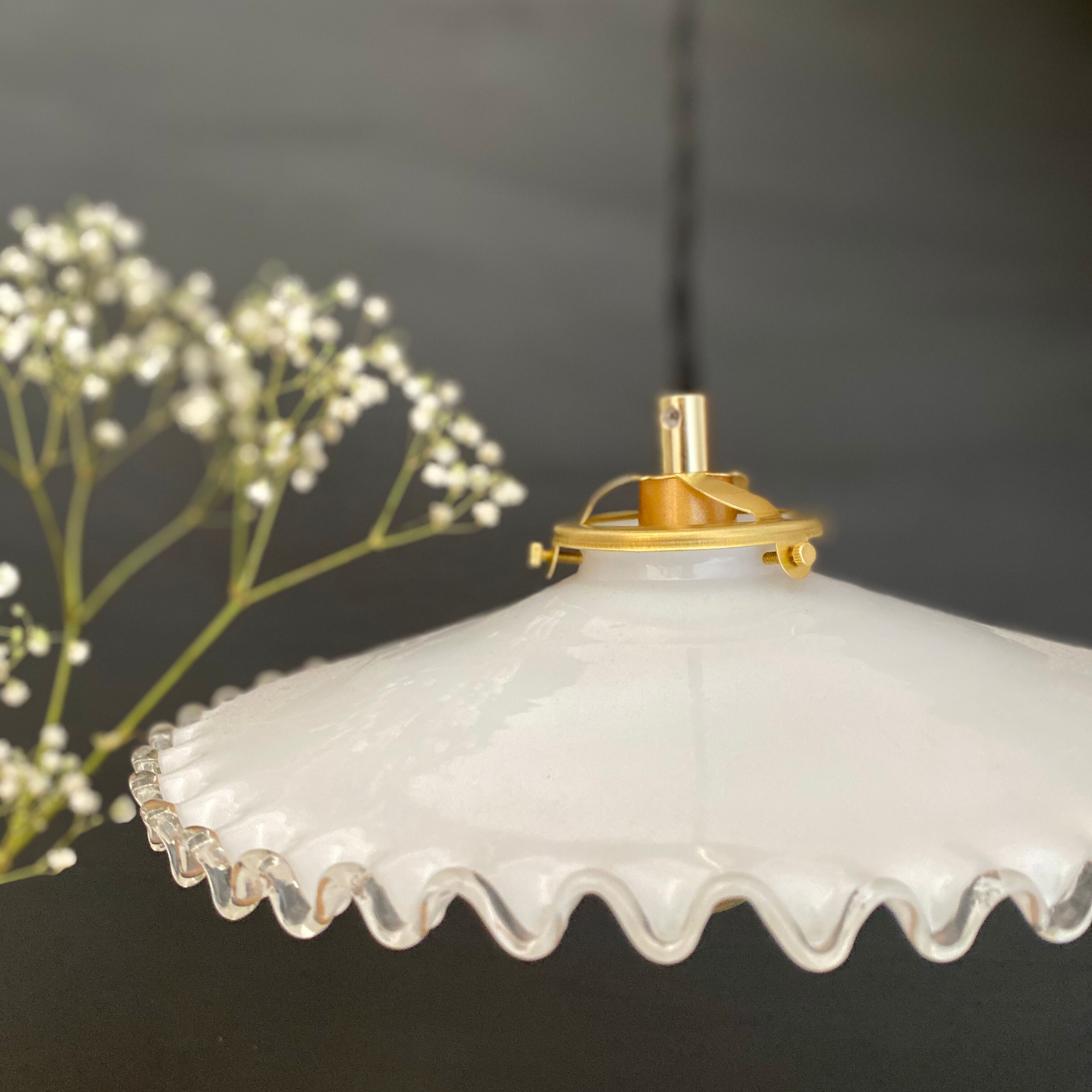 Vintage lampshade suspension in white opaline