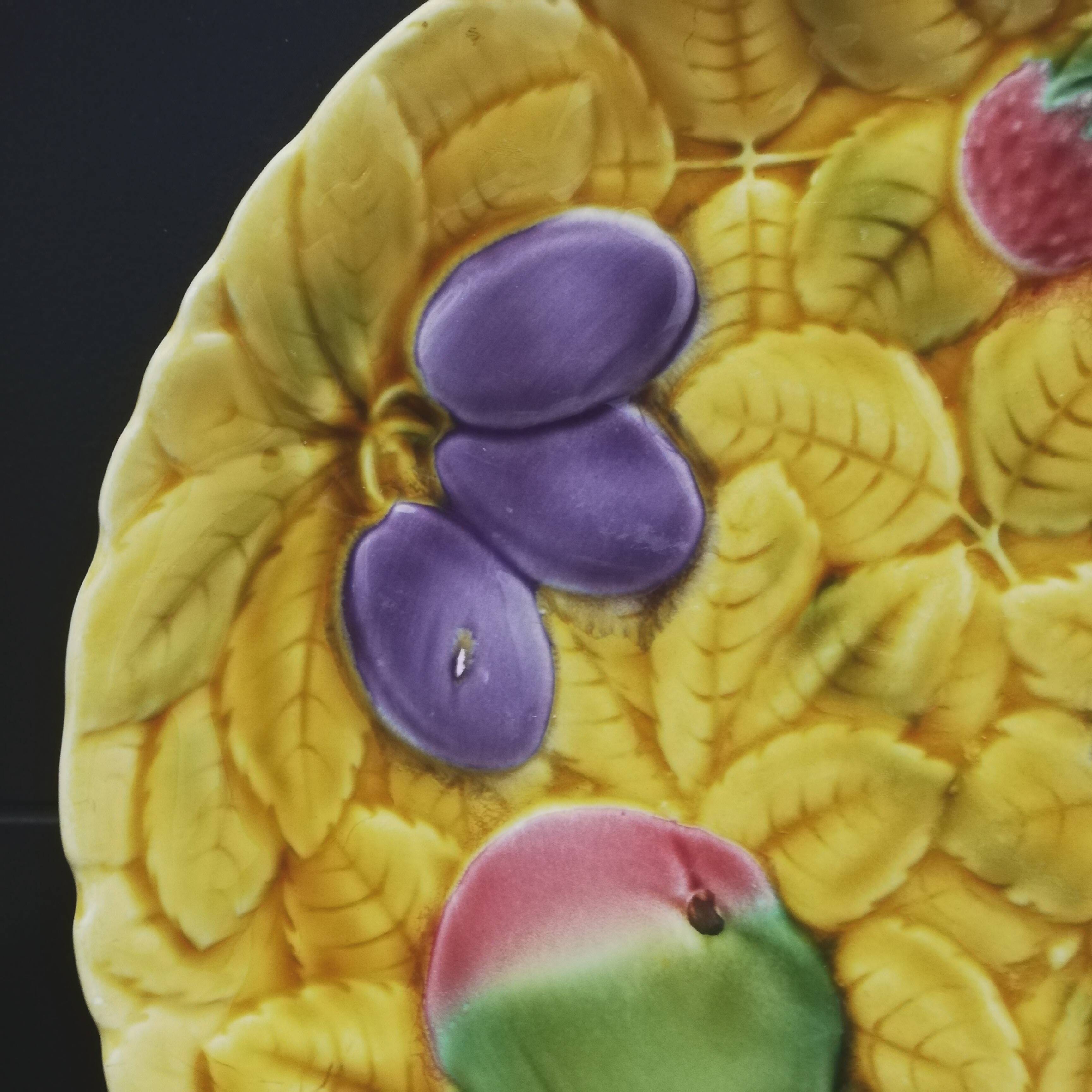 Plat à dessert en barbotine