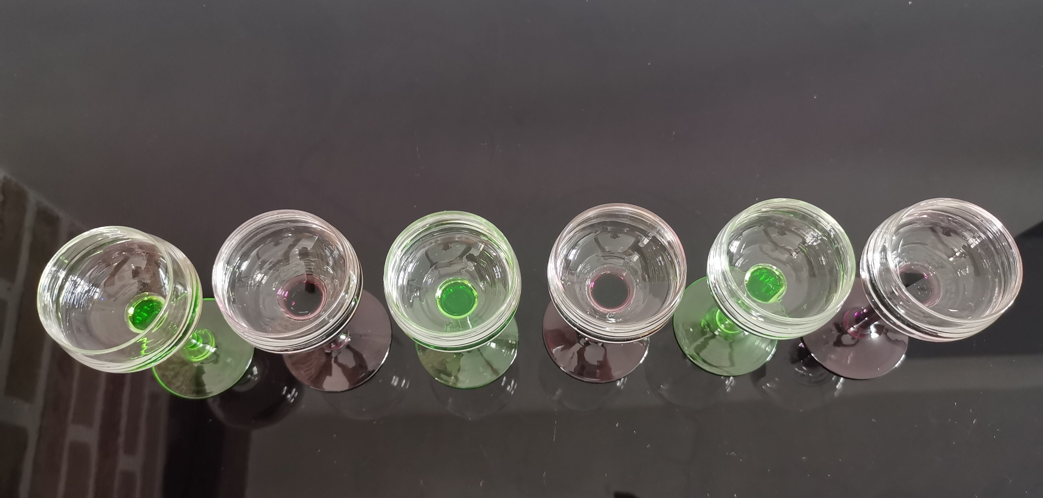 6 anciens verres à liqueur en cristal sur pieds de couleurs  des années 20/30