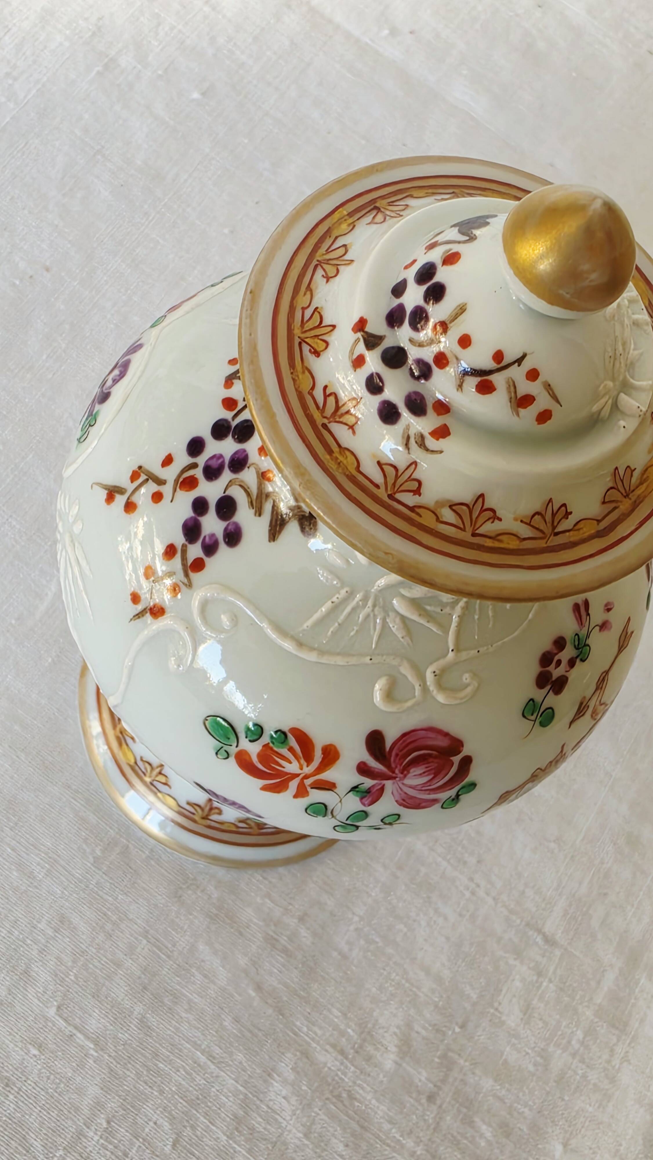 Small porcelain pot hand-painted by Samson Paris, Compagnie d style.