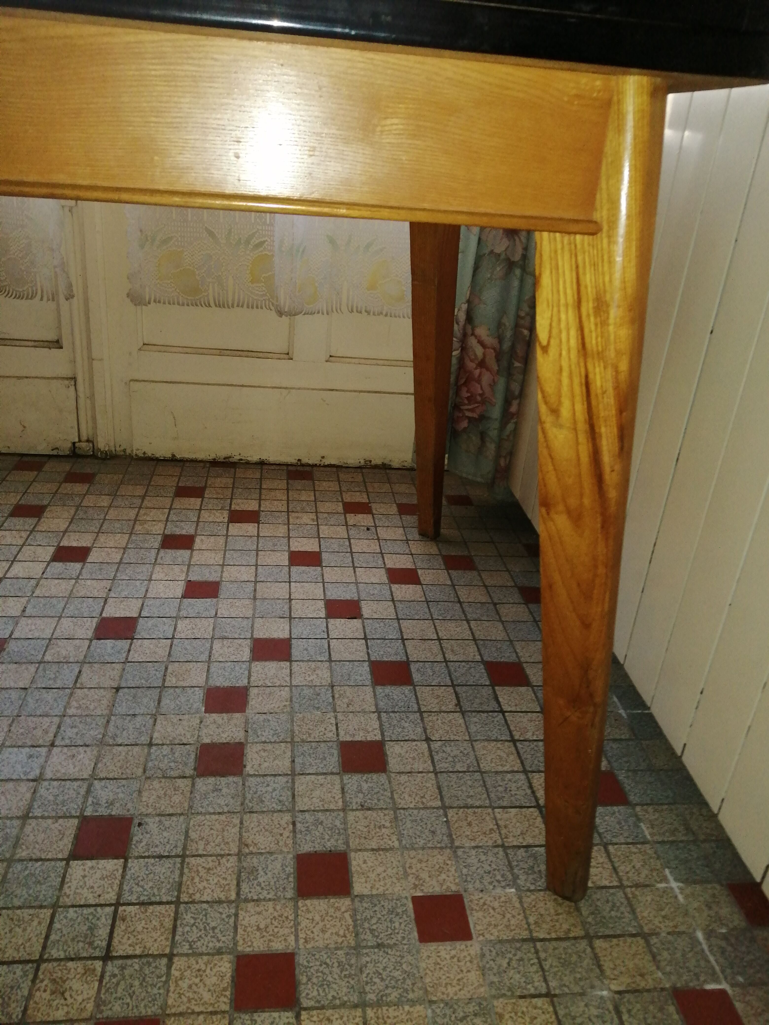 Table en formica rouge en tbe