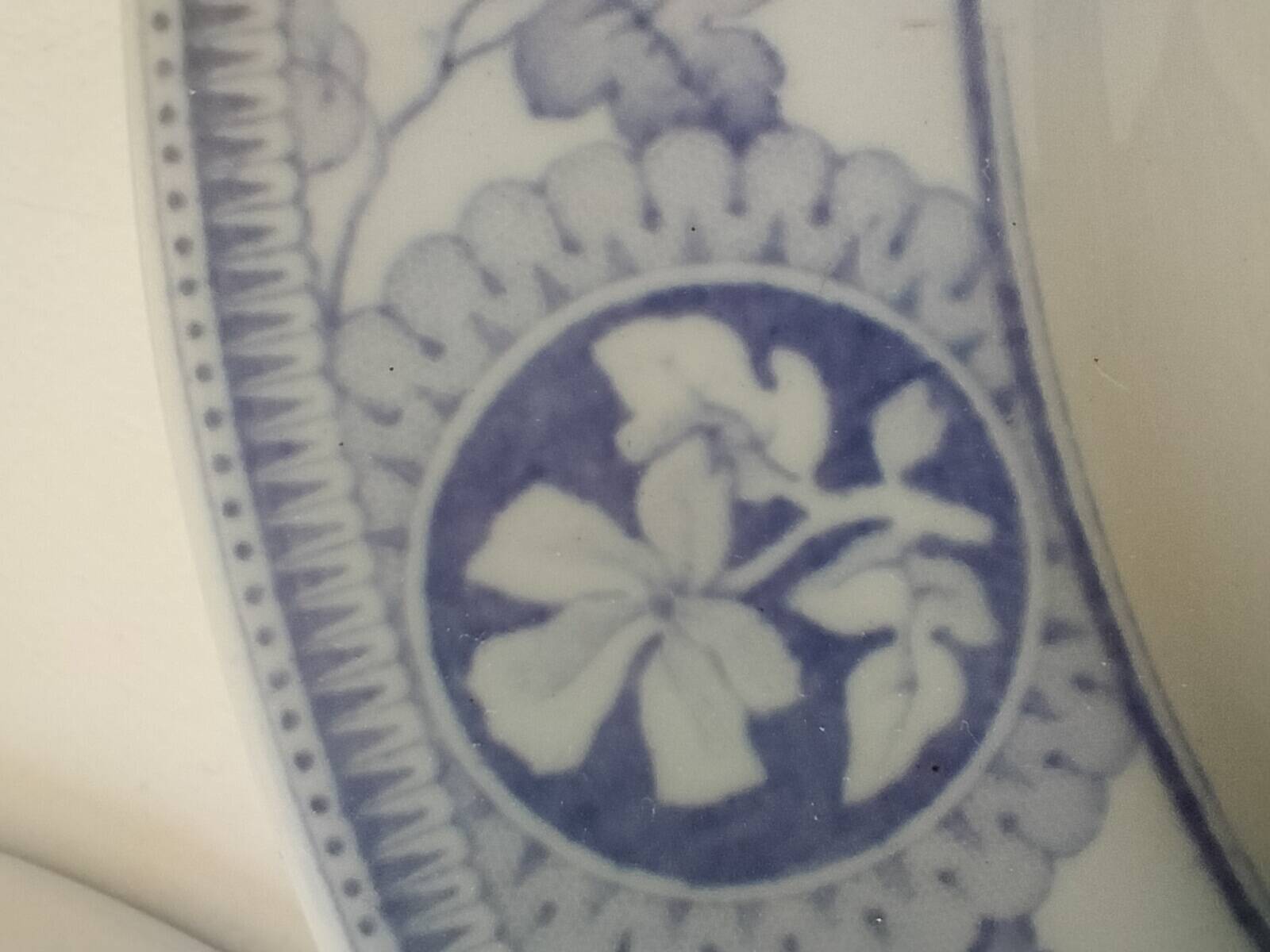 Trio d’assiettes anglaises en faïence fine bleue et blanche, début 20ème