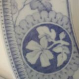 Trio d’assiettes anglaises en faïence fine bleue et blanche, début 20ème