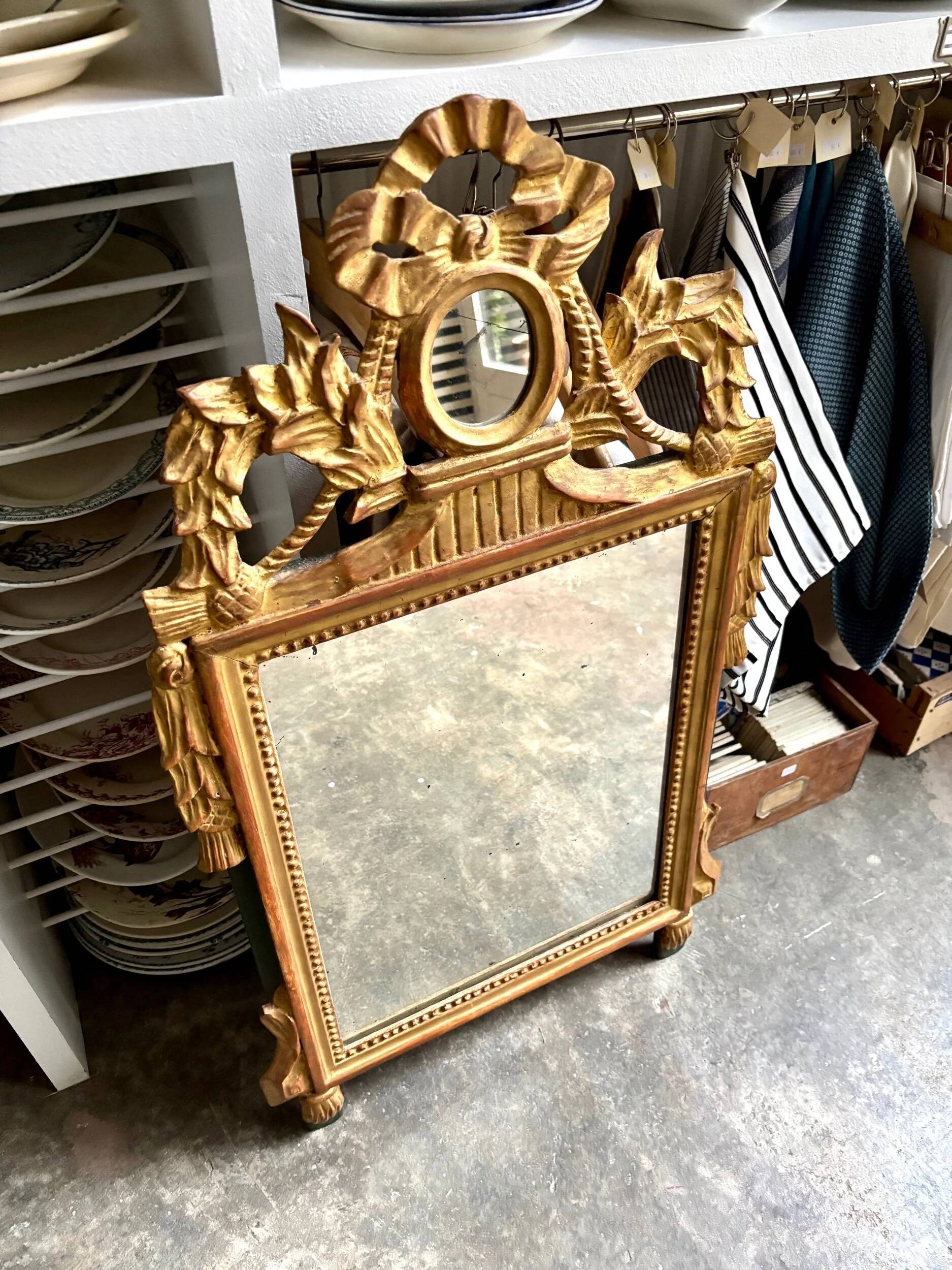 Miroir à fronton en bois doré ☐ 100 x 58 cm