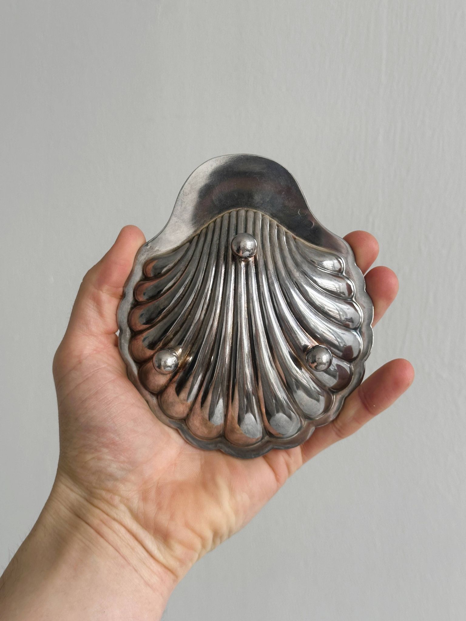 Antique shell-shaped presentation butter dish