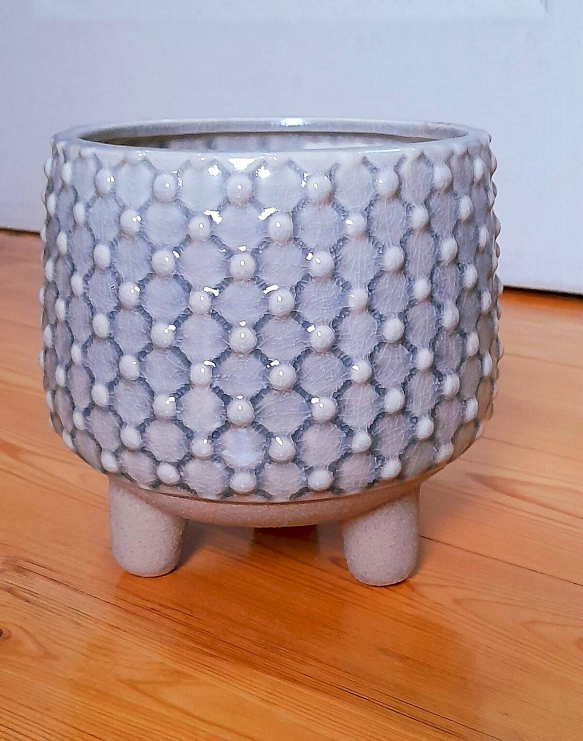 Tripod ceramic cache pot