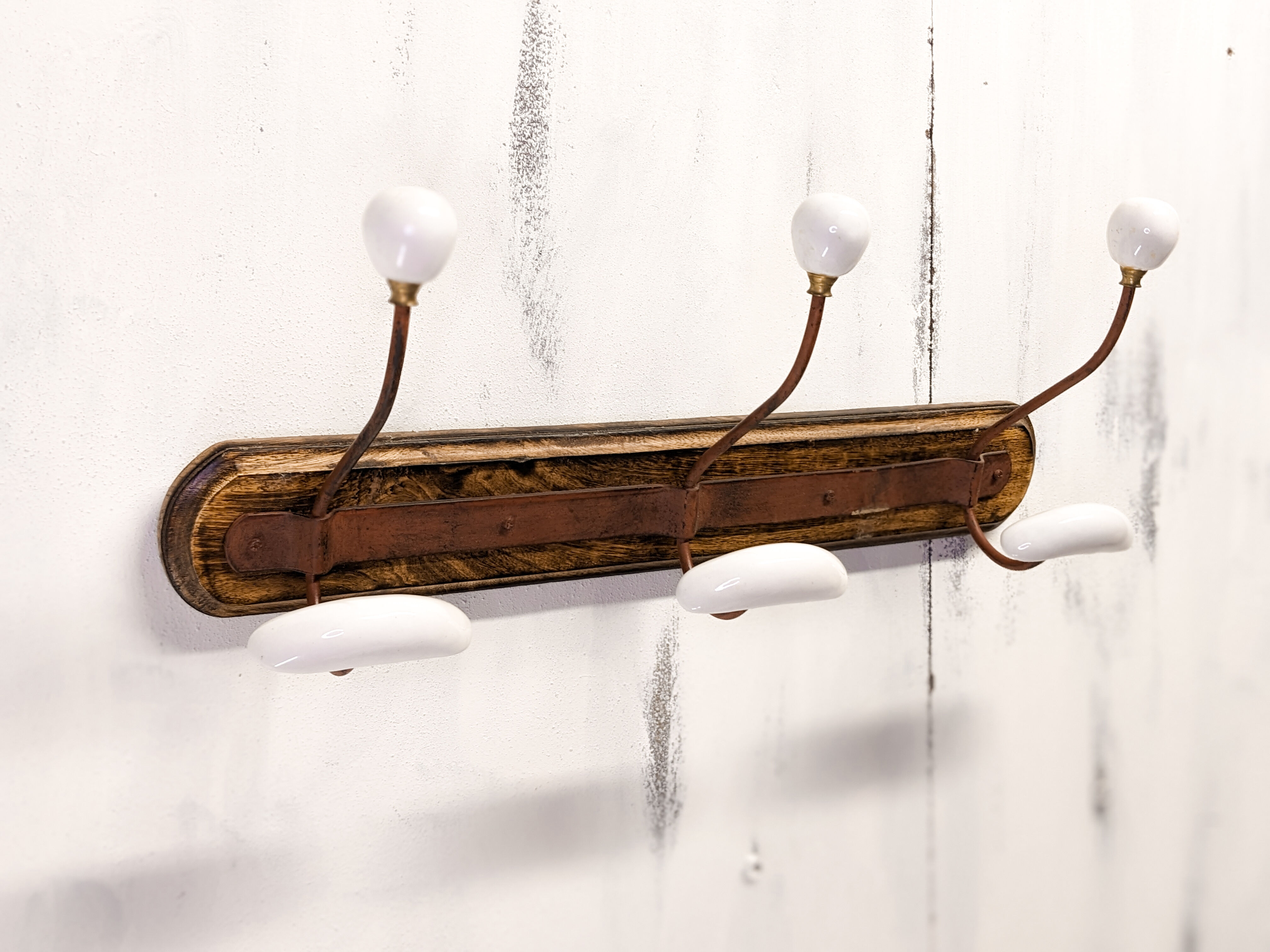 Coat rack in wood and porcelain