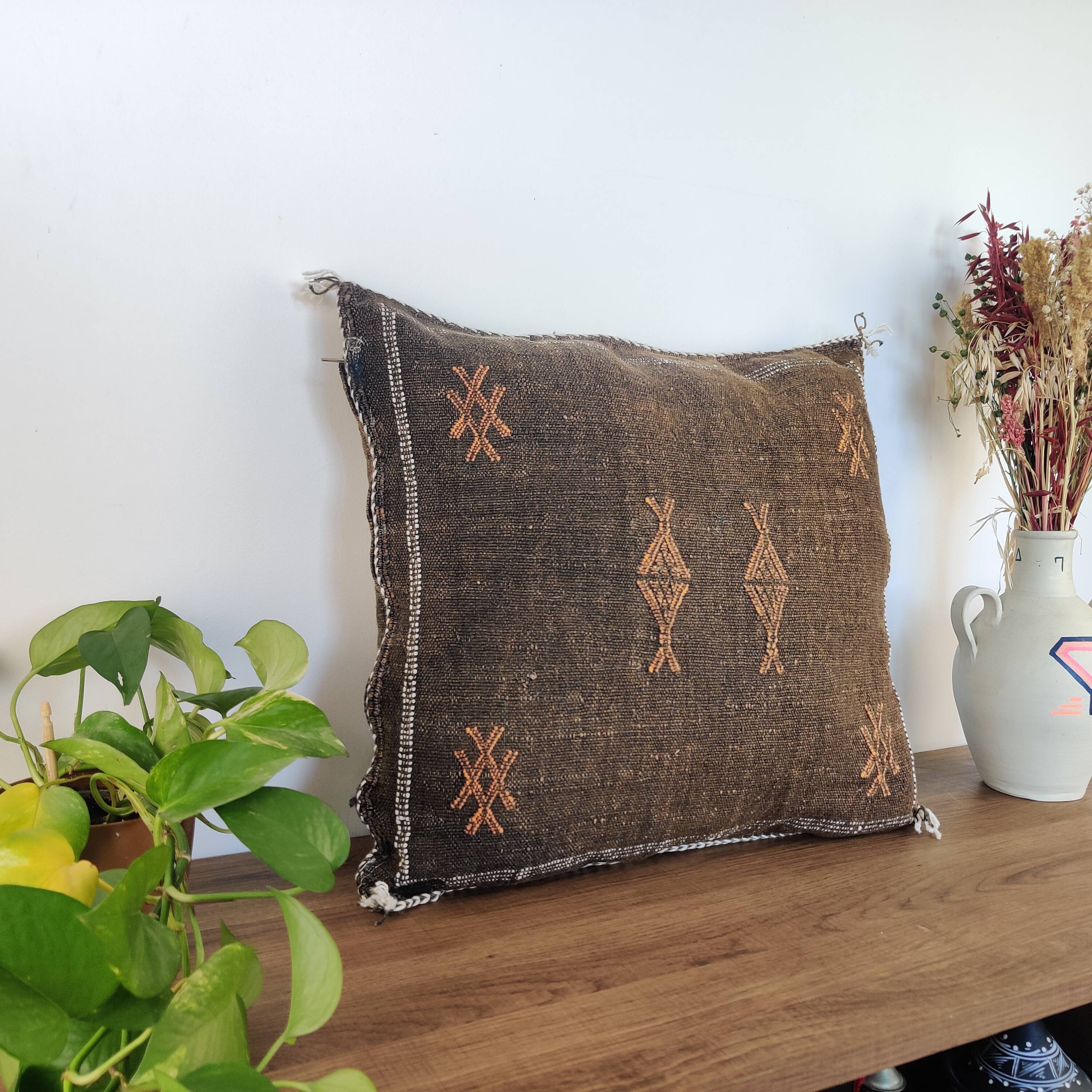 Sabra brown Berber cushion