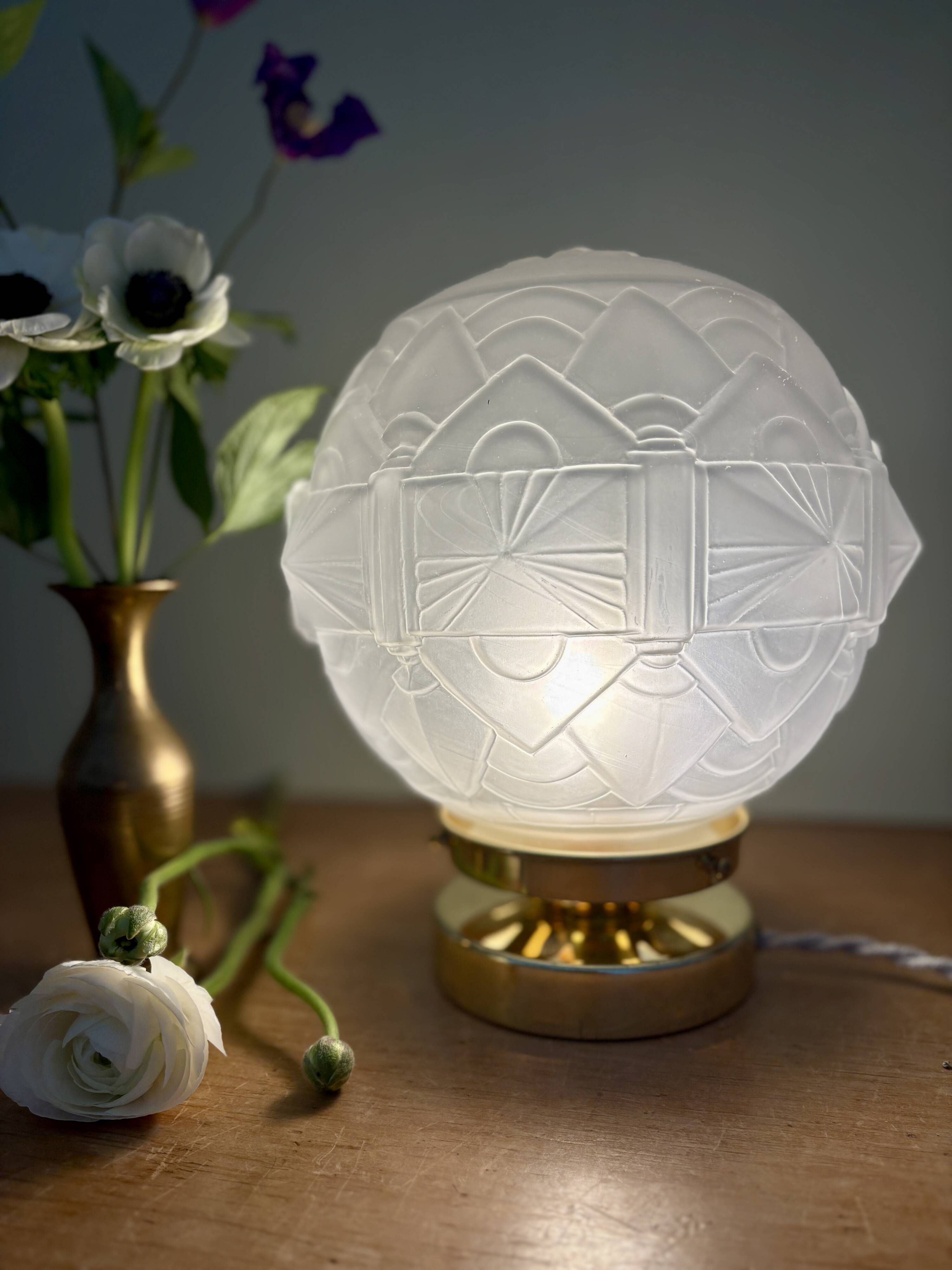Vintage art deco globe table lamp in frosted glass