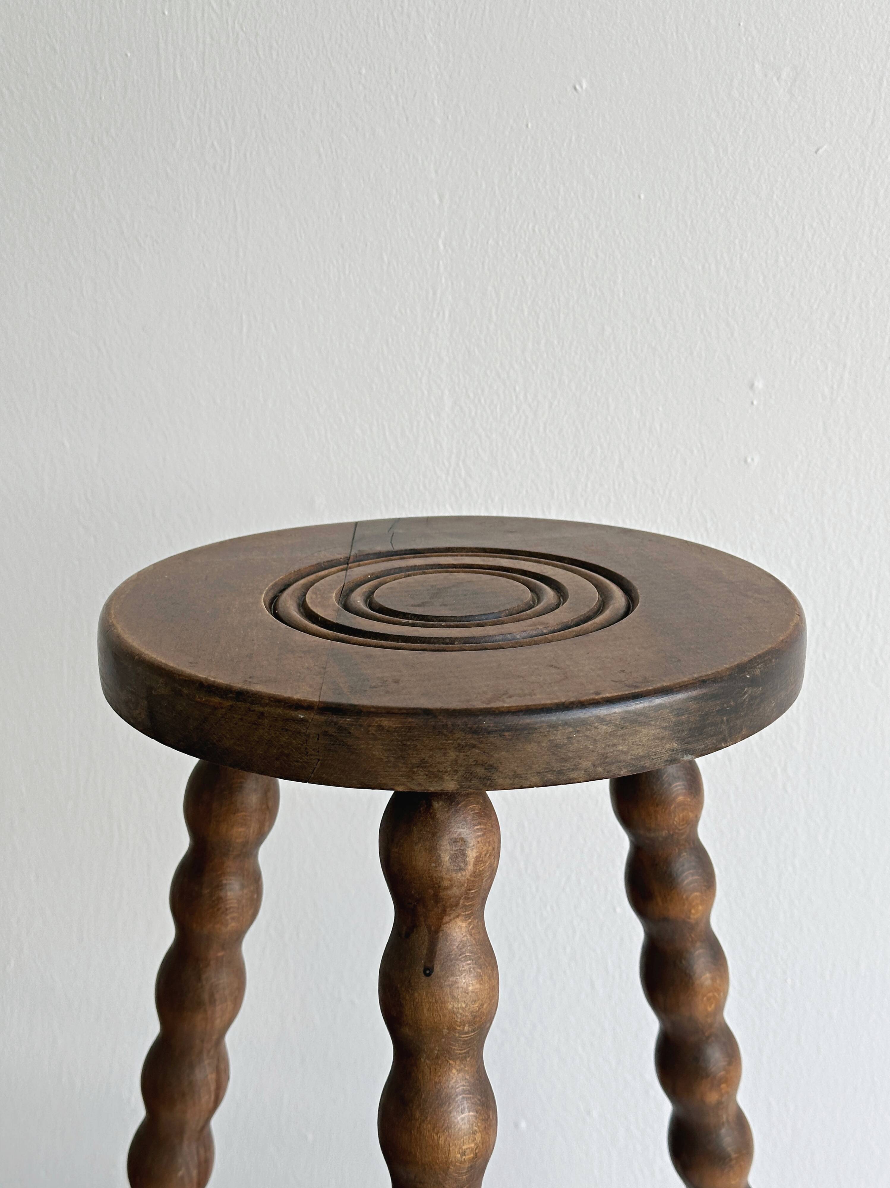 Tabouret tripode ancien en bois torsadé