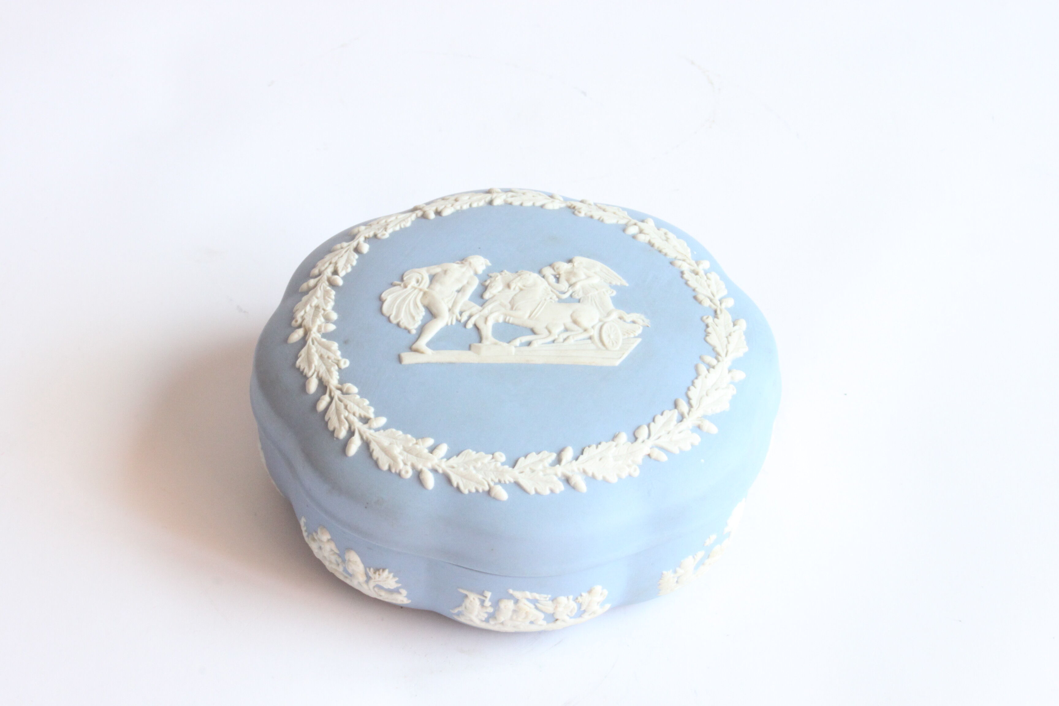 Wedgwood jasperware blue bonbonniere box, UK 1950s.