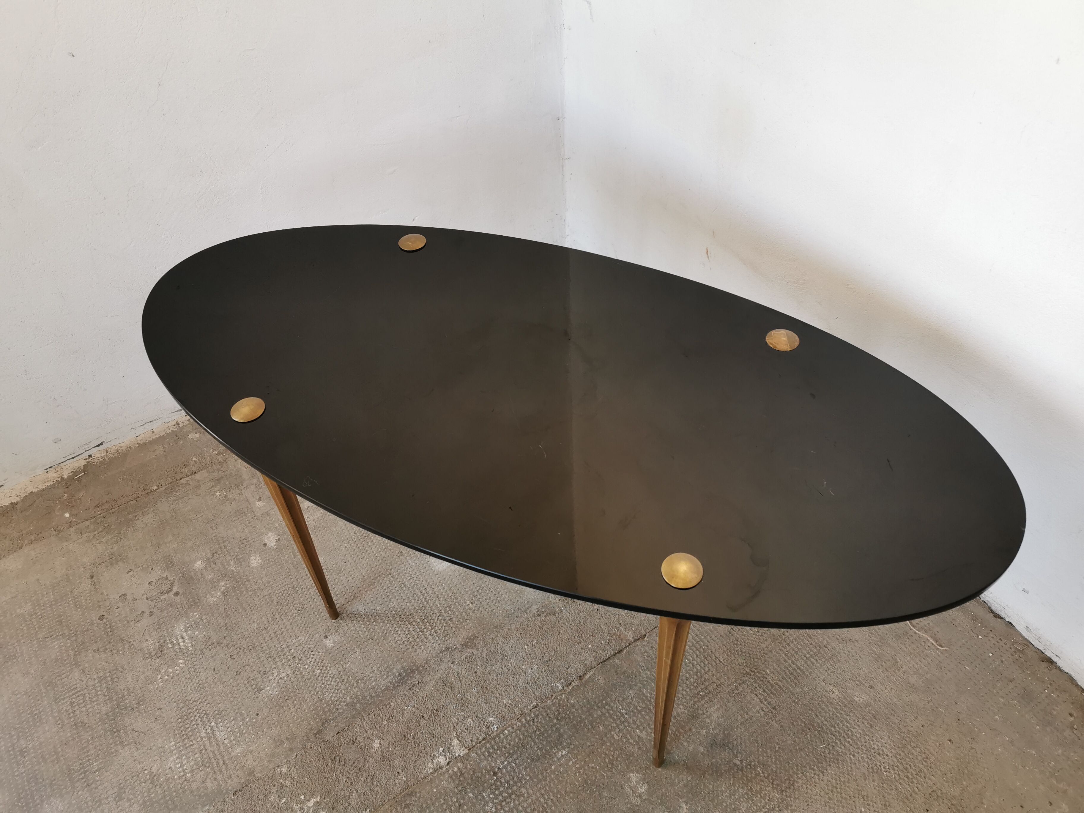 Oval coffee table in black opaline