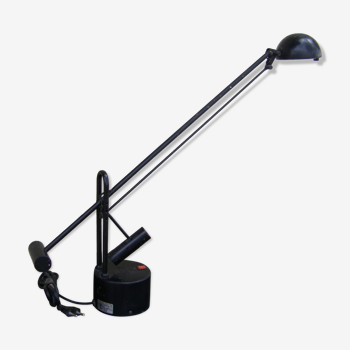 Desk lamp with pendulum