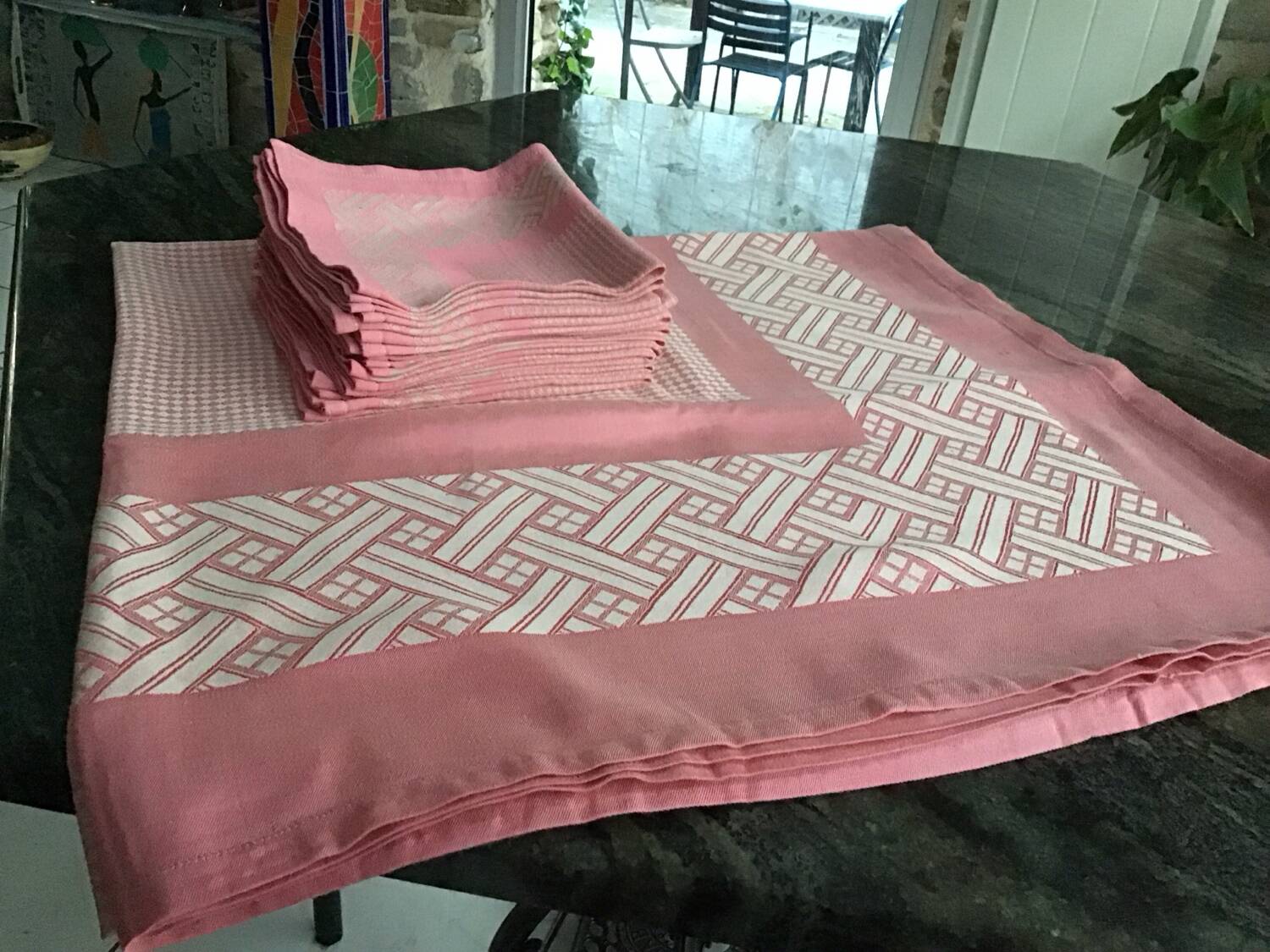 Pink jacquard dinner service