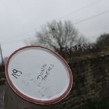 Pichet en faïence décorée – signé Duncan Marais