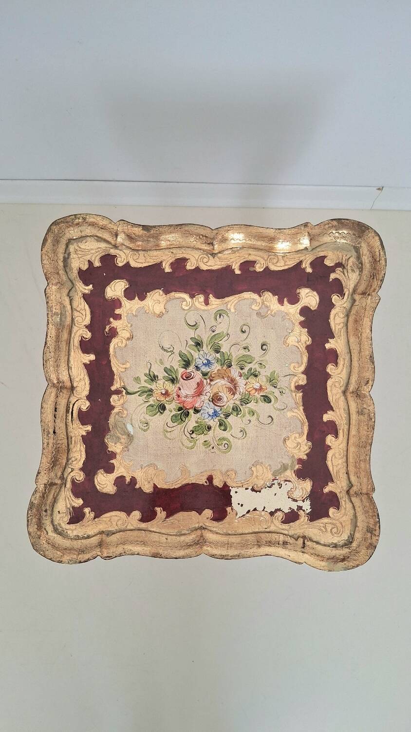 Table d'appoint en bois doré florentin italien du milieu du siècle avec peinture à la main F