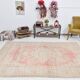 Tapis vintage rouge pâle et beige