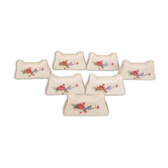 7 repose couverts en porcelaine motif fleurs